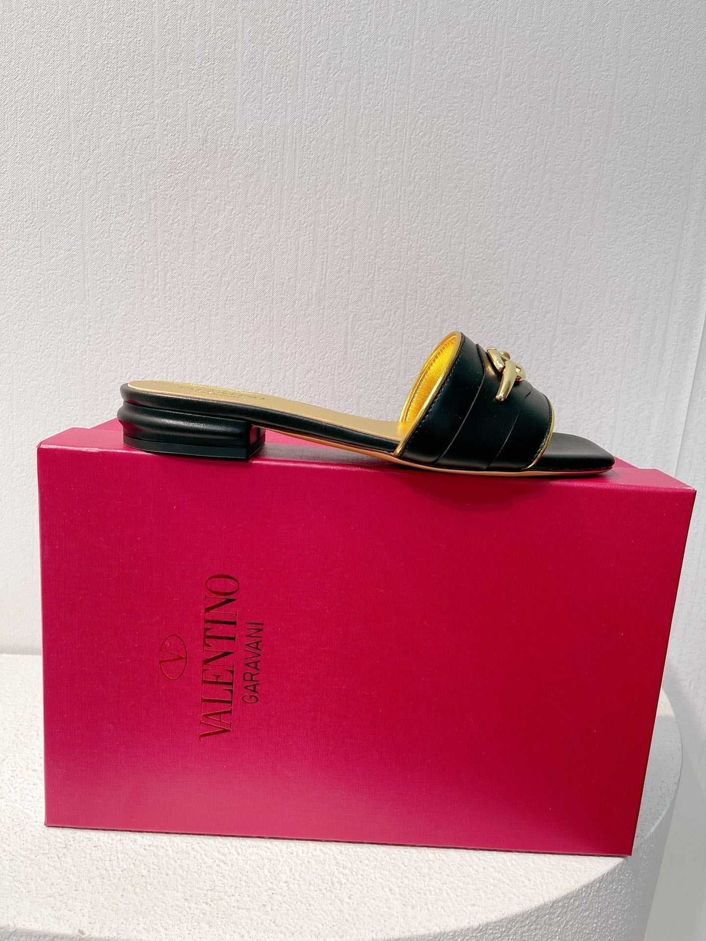 VT Moon Slides in Leather Black Cowhide 292866