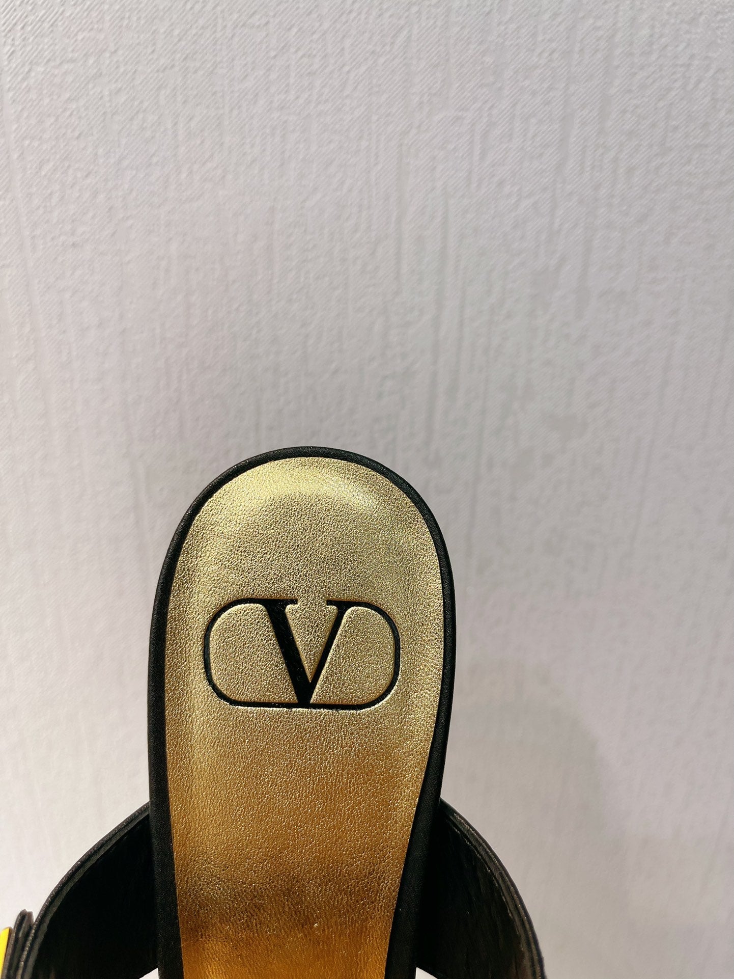 VT One Stud Leather Sandals Black Cowhide 292887