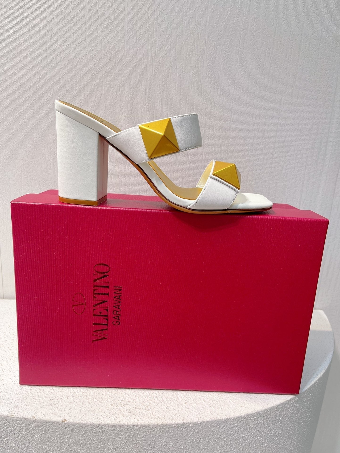 VT One Stud Leather Sandals White Cowhide 292888