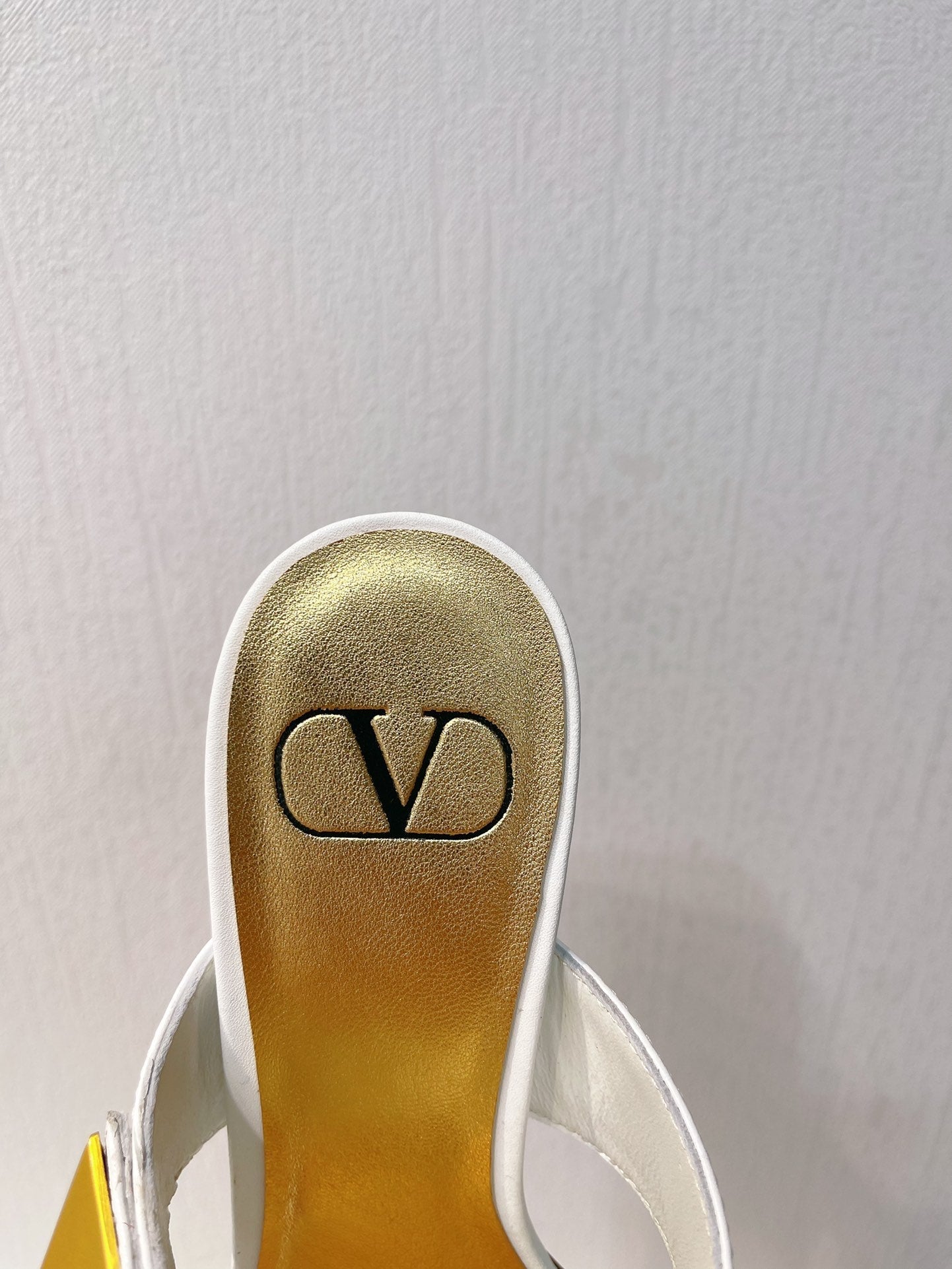 VT One Stud Leather Sandals White Cowhide 292888