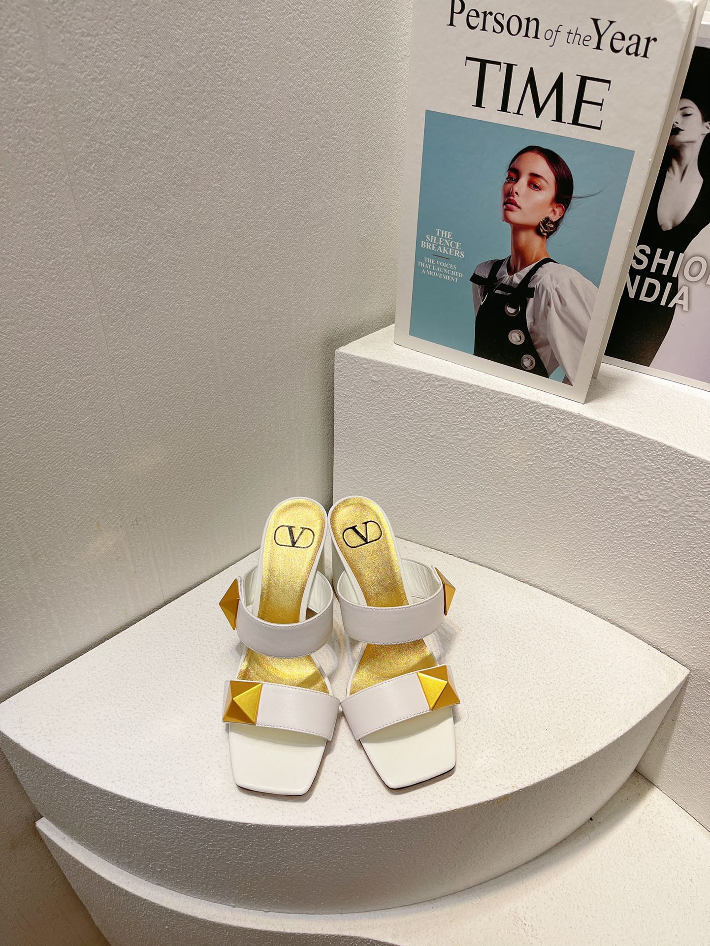 VT One Stud Leather Sandals White Cowhide 292888