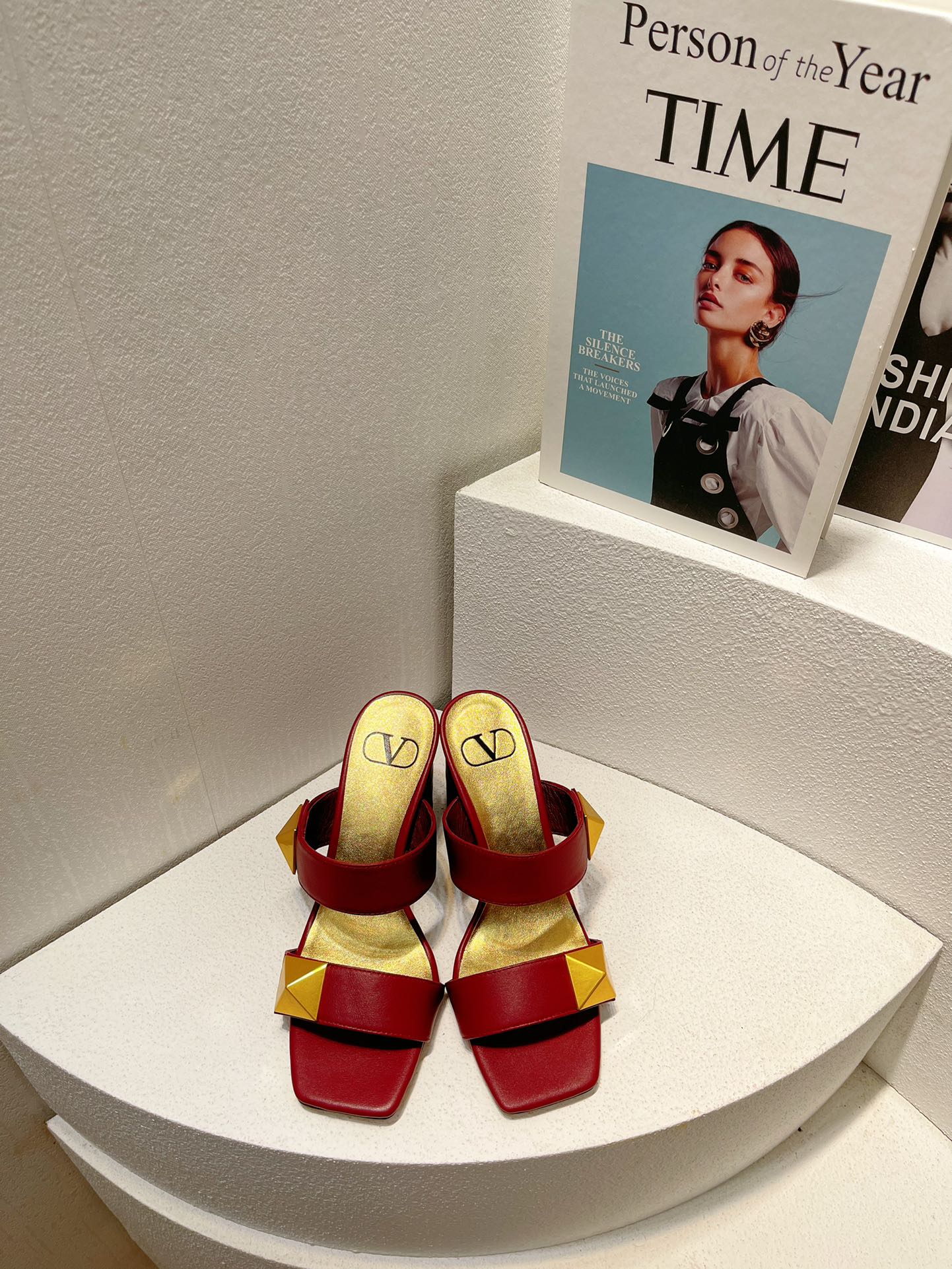 VT One Stud Leather Sandals Ruby Red Cowhide 292752