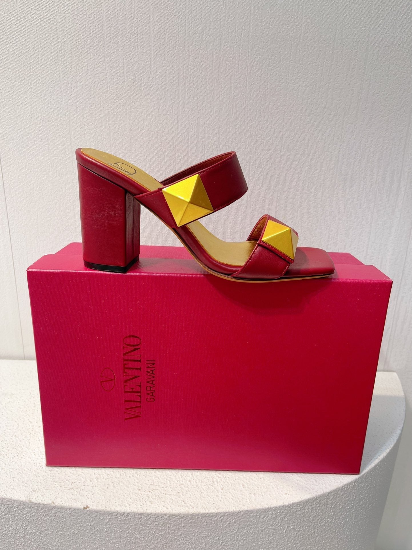 VT One Stud Leather Sandals Ruby Red Cowhide 292752