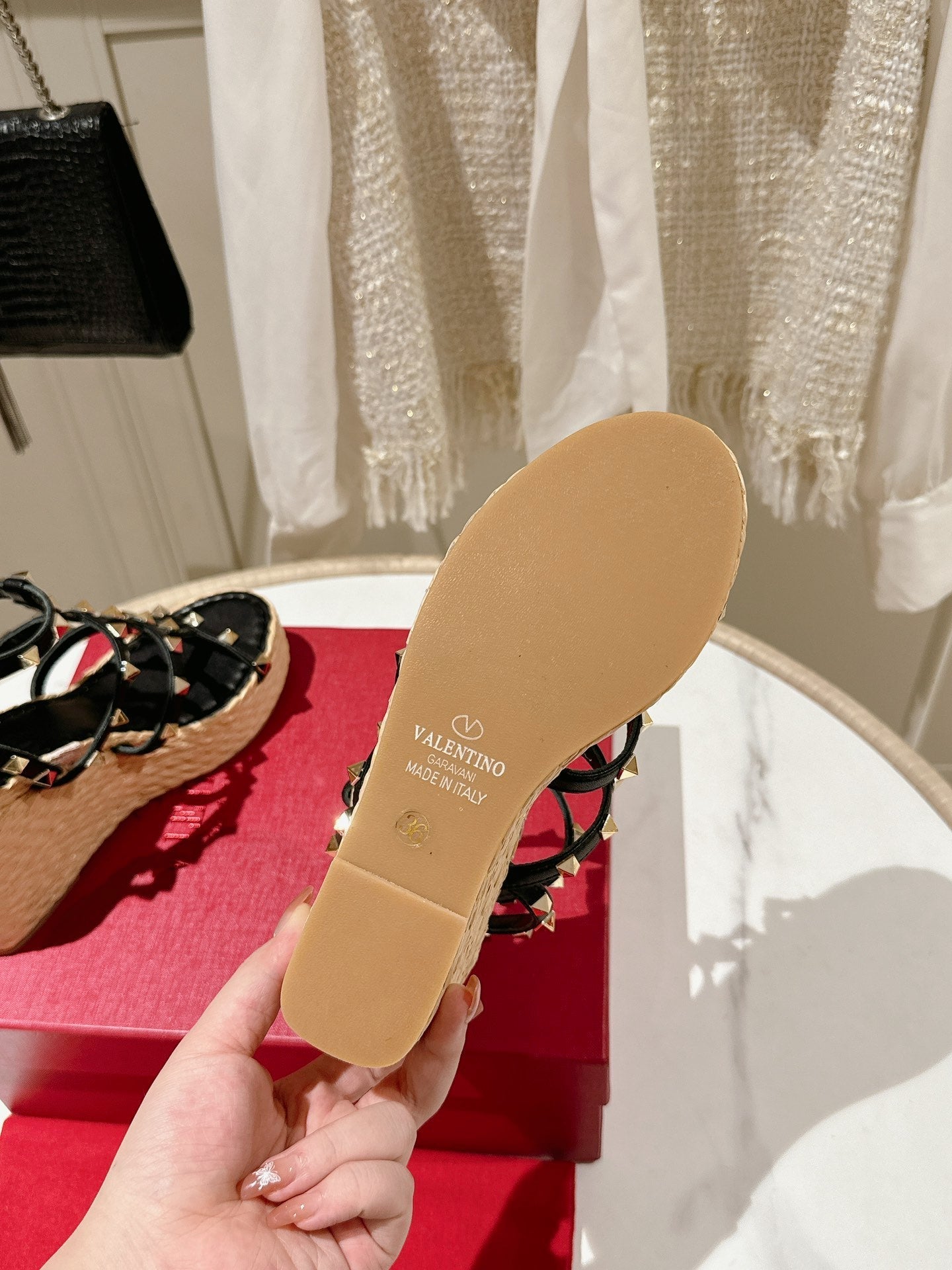 Rockstud Ankle Strap Wedge Sandal In Black Calfskin Leather And Beige Raffia 100mm 829389