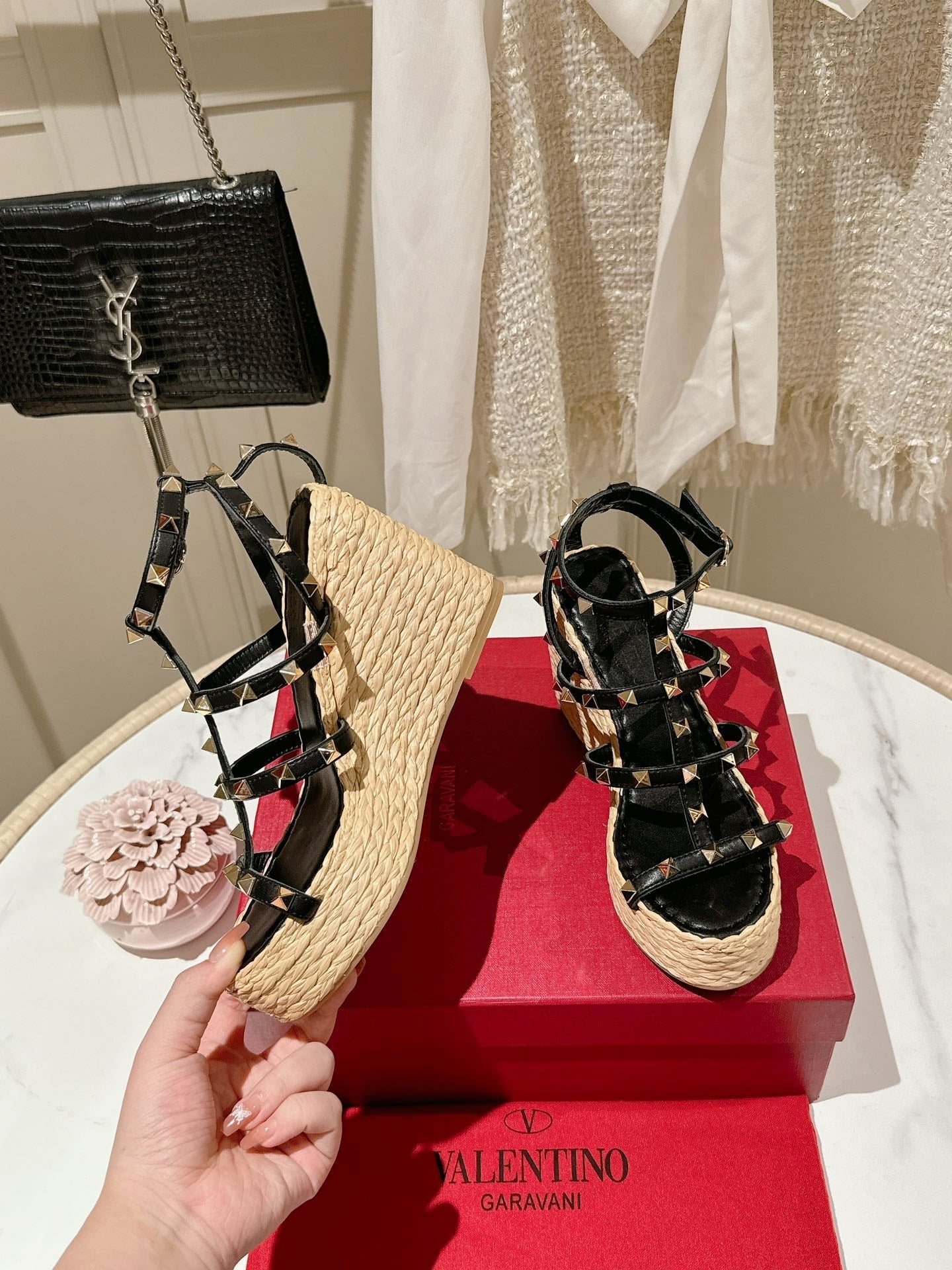 Rockstud Ankle Strap Wedge Sandal In Black Calfskin Leather And Beige Raffia 100mm 829389