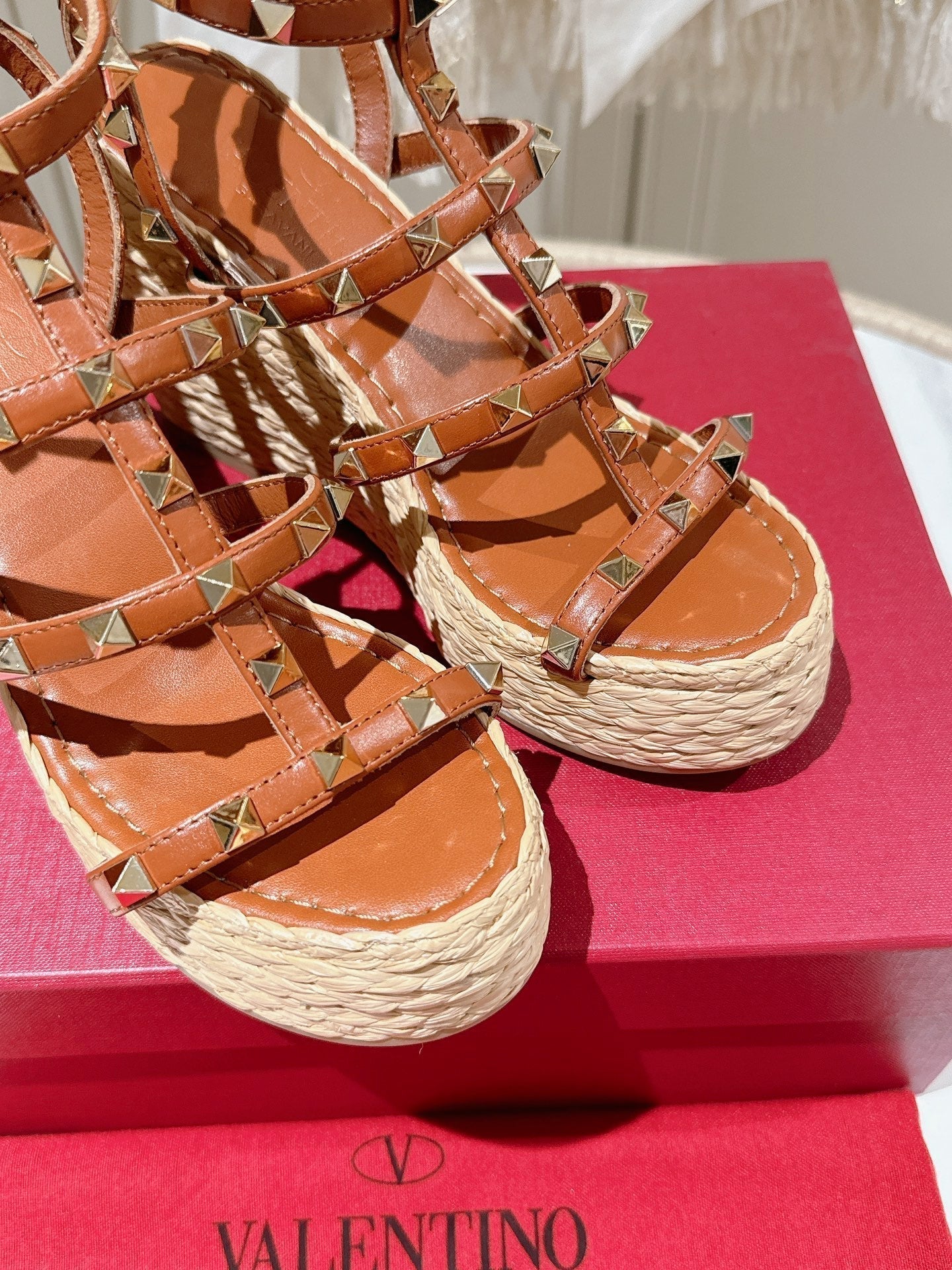 Rockstud Ankle Strap Wedge Sandal In Yam Orange Calfskin Leather And Beige Raffia 100mm 829390