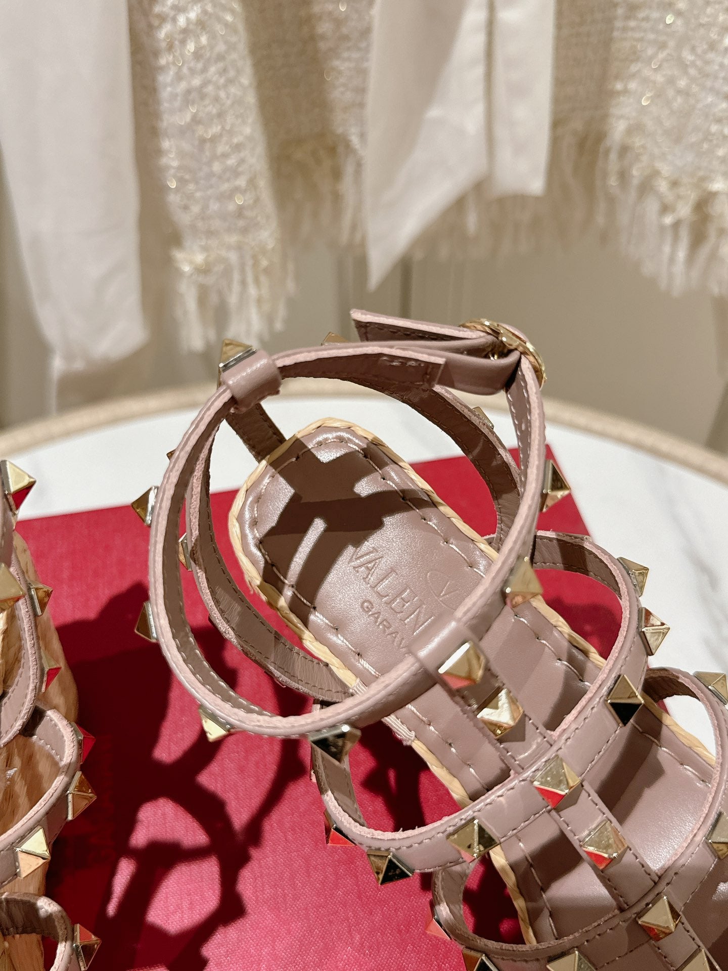 Rockstud Ankle Strap Wedge Sandal In Crepe Pink Calfskin Leather And Beige Raffia 100mm 829391