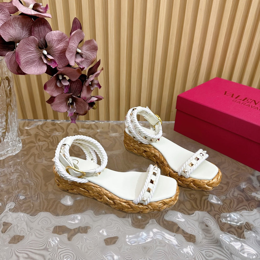 Rockstud Flatform Sandal 45mm In White Calfskin And Raffia 102844