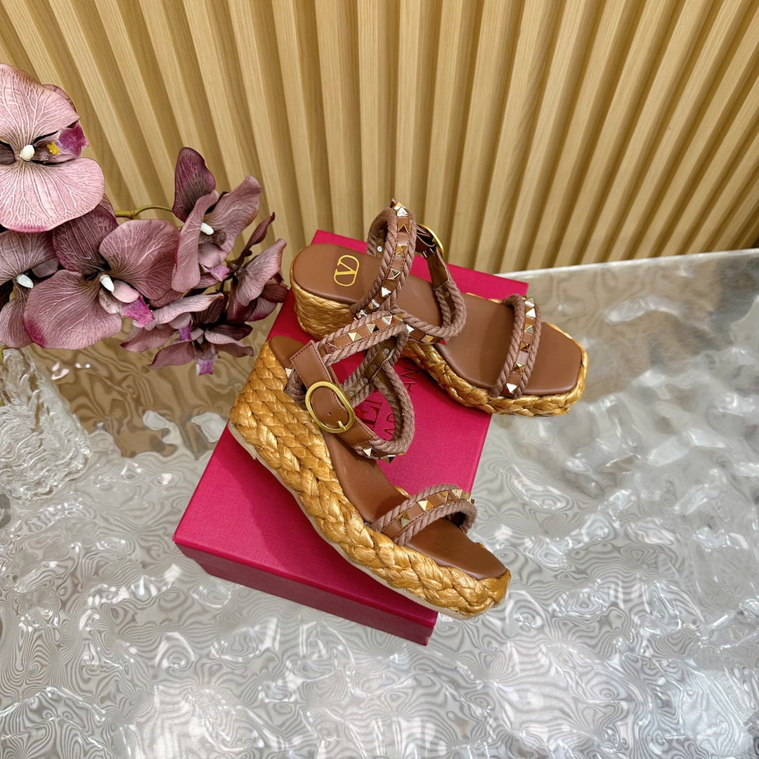 Rockstud Flatform Sandal 75mm In Brown Mix Brownish Pink Calfskin And Raffia 102856