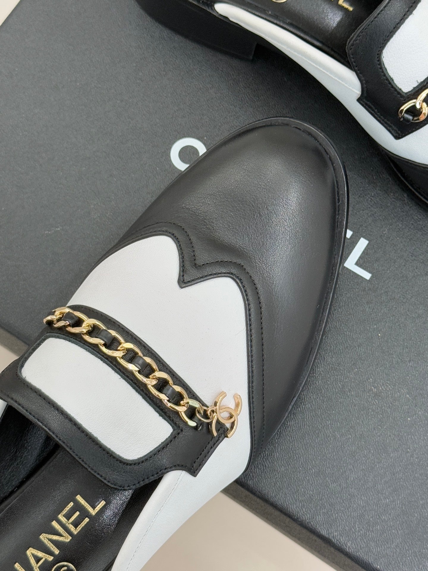 CC 26 Mule Black mix White Calfskin 610016