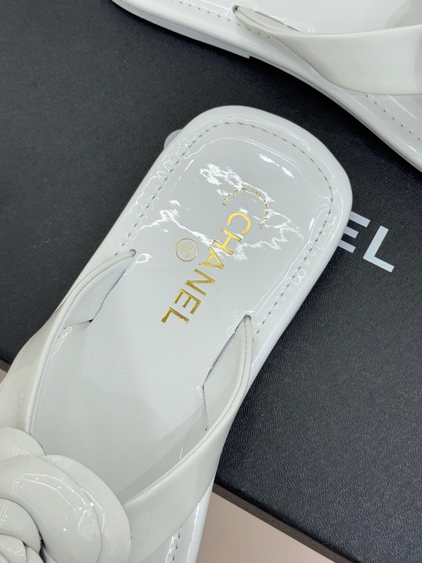 CC 26 Camellia Thong Sandal White Patent Leather 609990