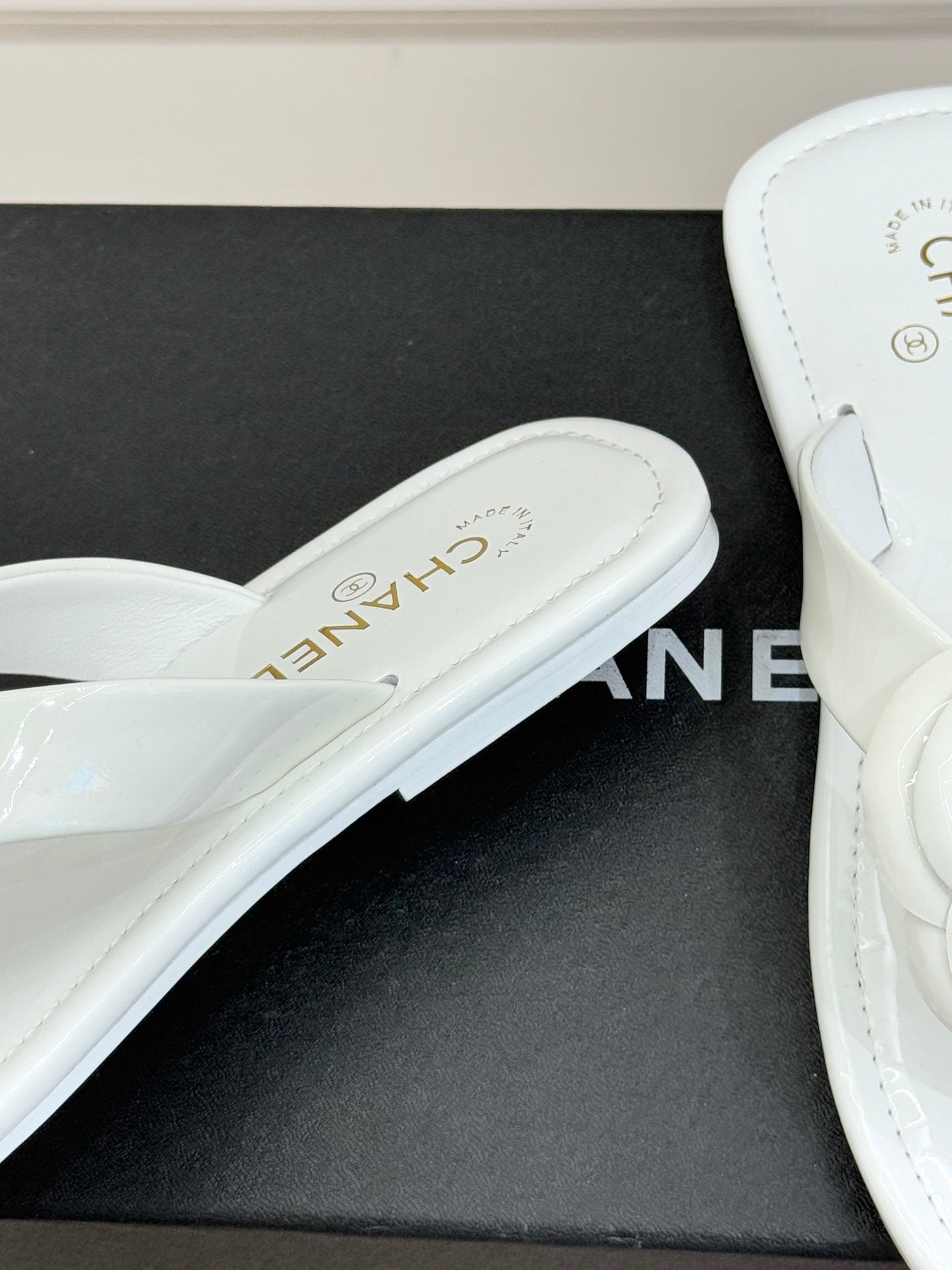 CC 26 Camellia Thong Sandal White Patent Leather 609990