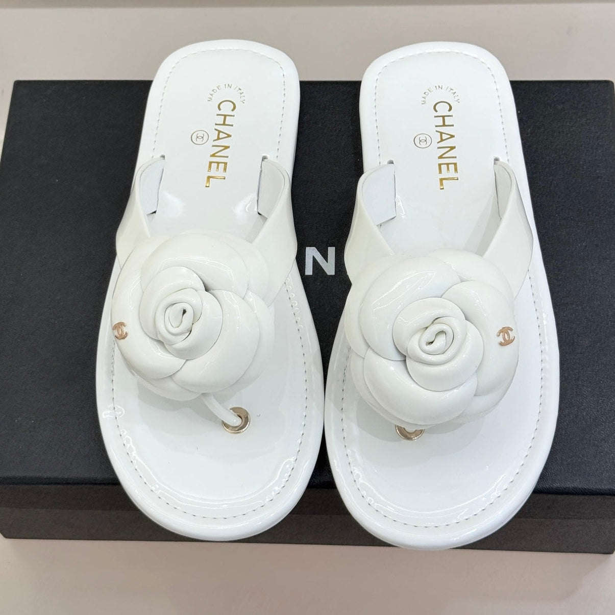 CC 26 Camellia Thong Sandal White Patent Leather 609990