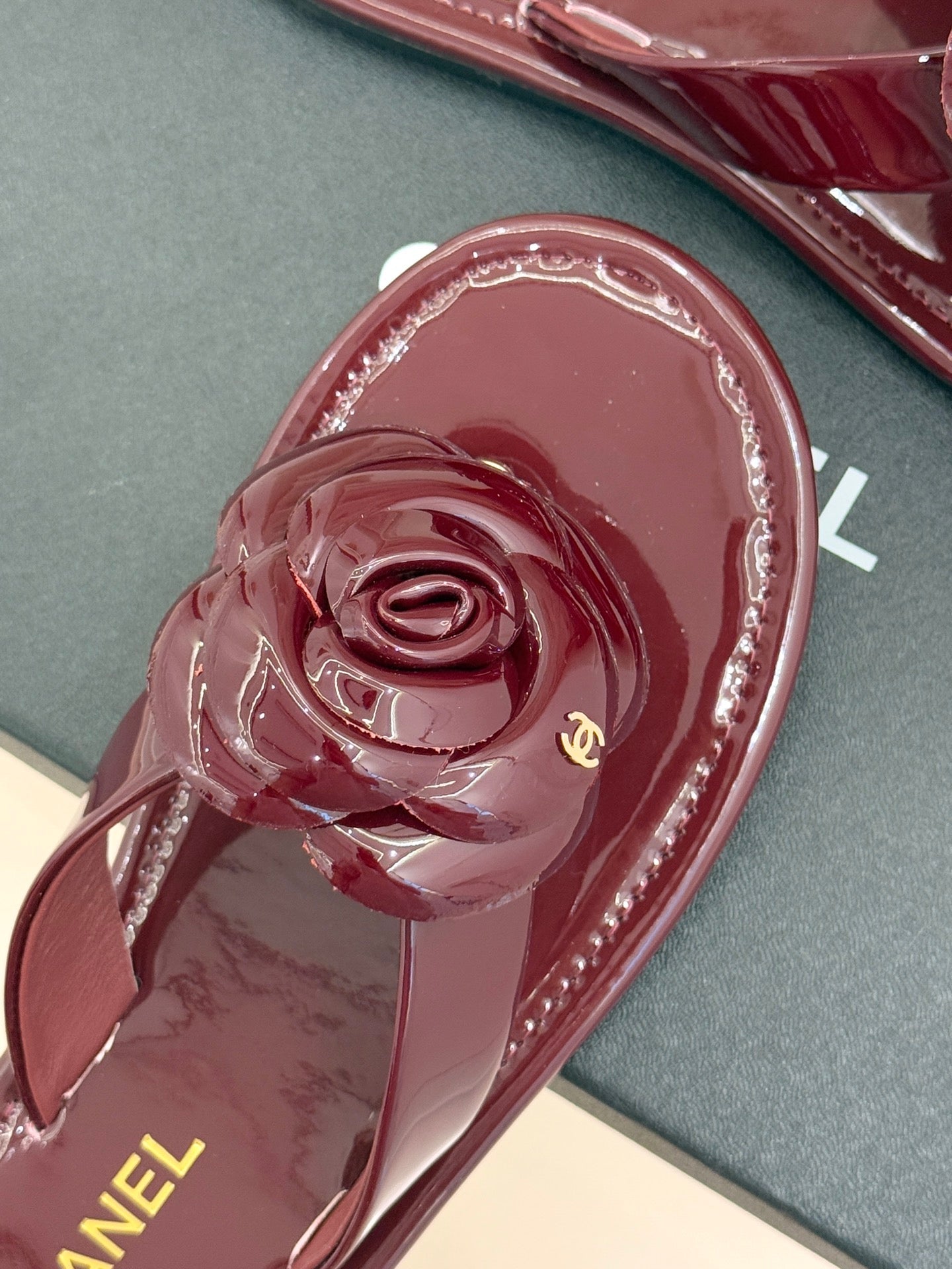CC 26 Camellia Thong Sandal Burgundy Patent Leather 609992