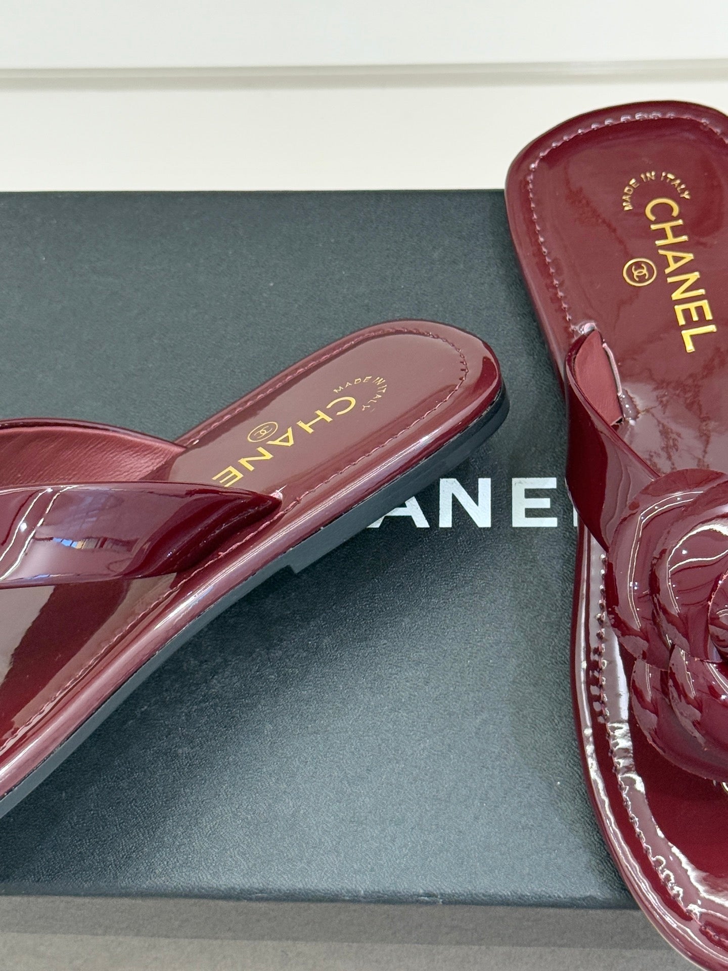 CC 26 Camellia Thong Sandal Burgundy Patent Leather 609992