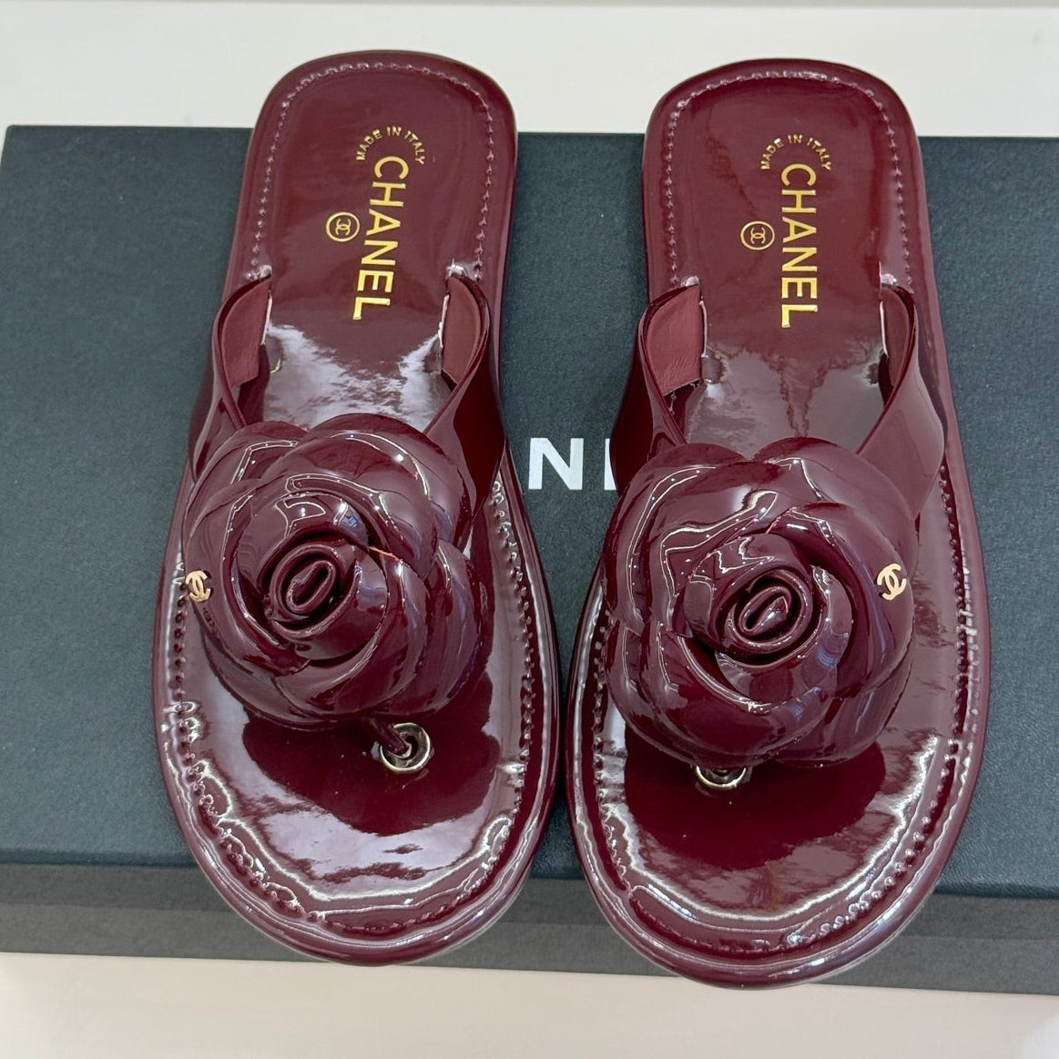 CC 26 Camellia Thong Sandal Burgundy Patent Leather 609992