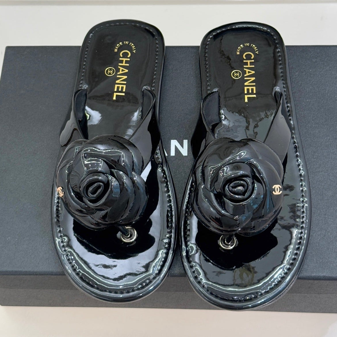 CC 26 Camellia Thong Sandal Black Patent Leather 609993