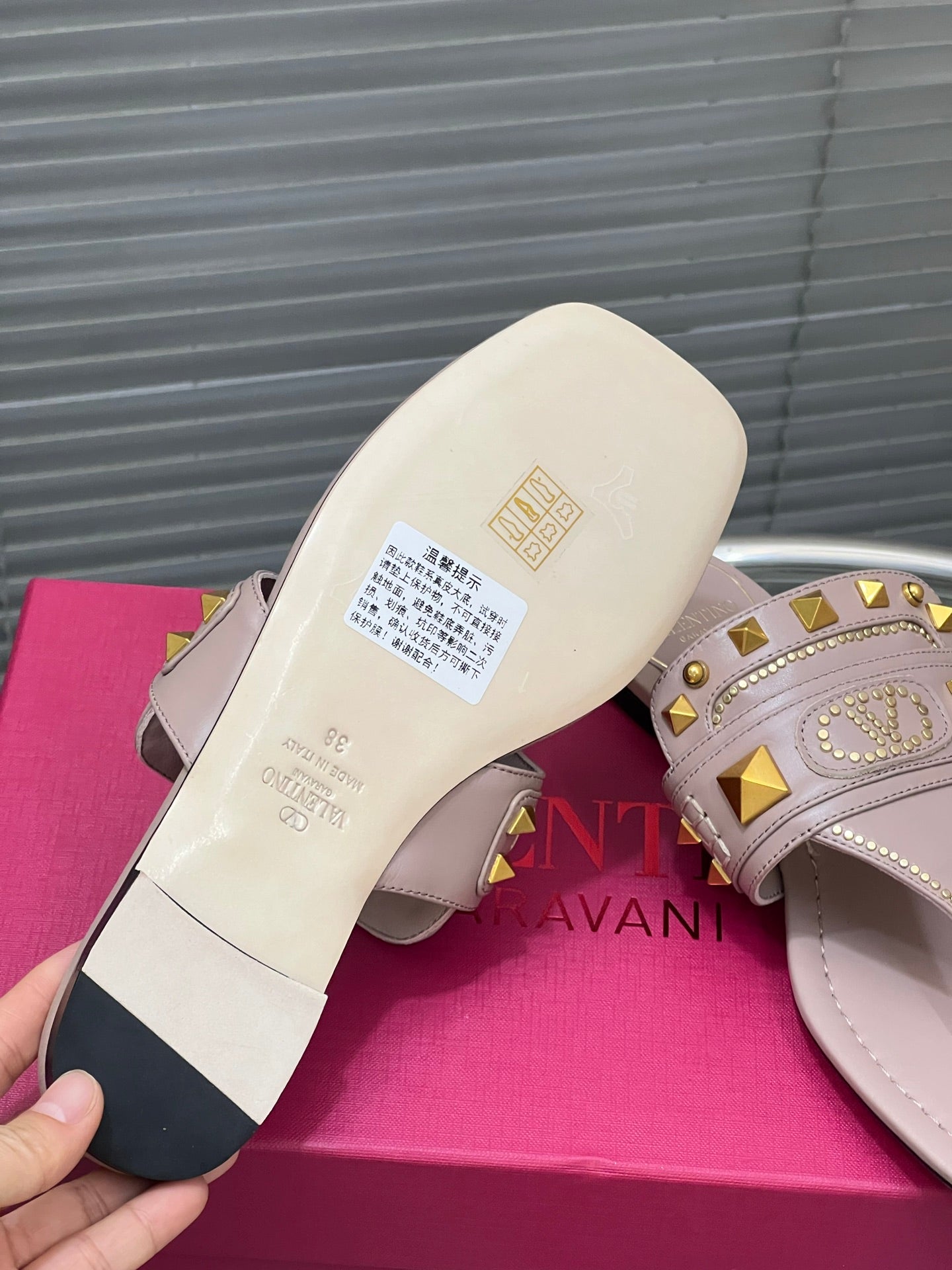 VT Rockstud Thong Sandals Pink Cowhide 334634