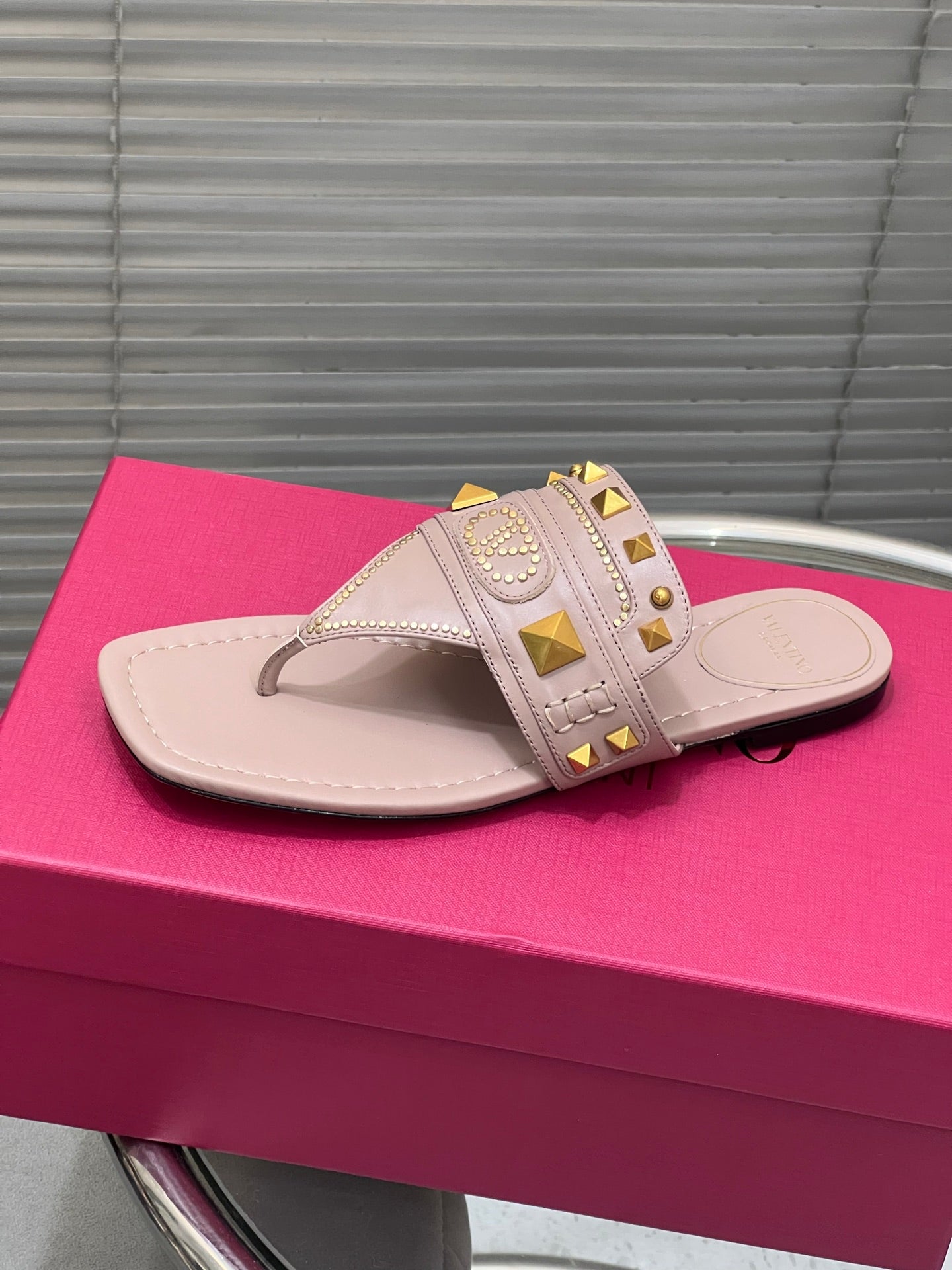 VT Rockstud Thong Sandals Pink Cowhide 334634