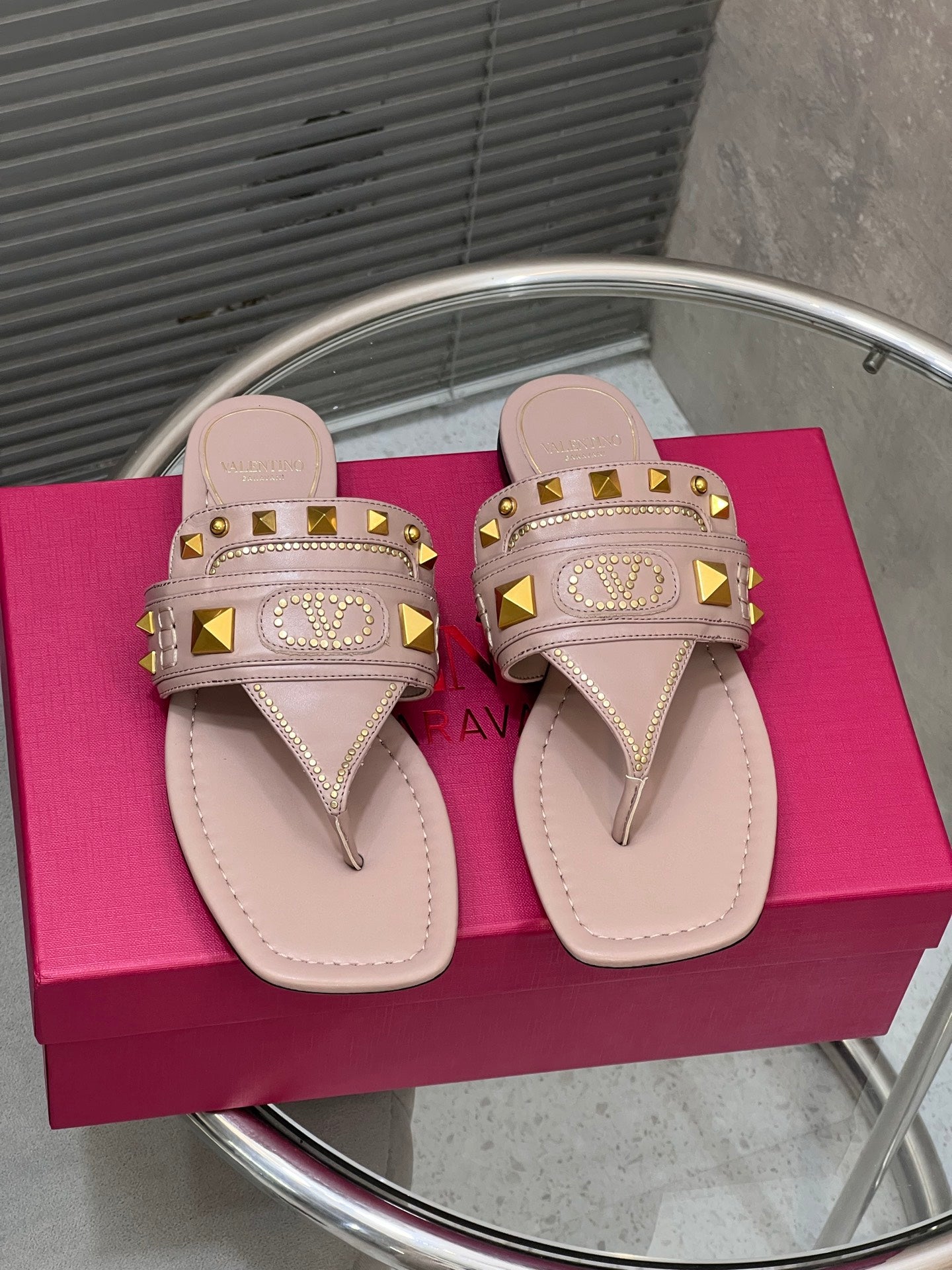 VT Rockstud Thong Sandals Pink Cowhide 334634