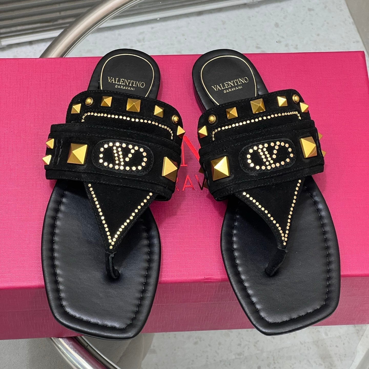 VT Rockstud Thong Sandals Black Suede 334638