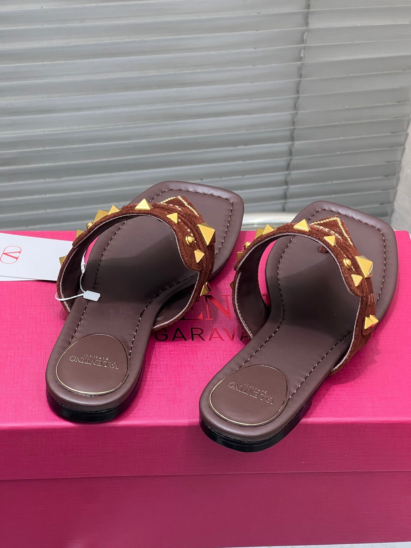 VT Rockstud Thong Sandals Brown Suede