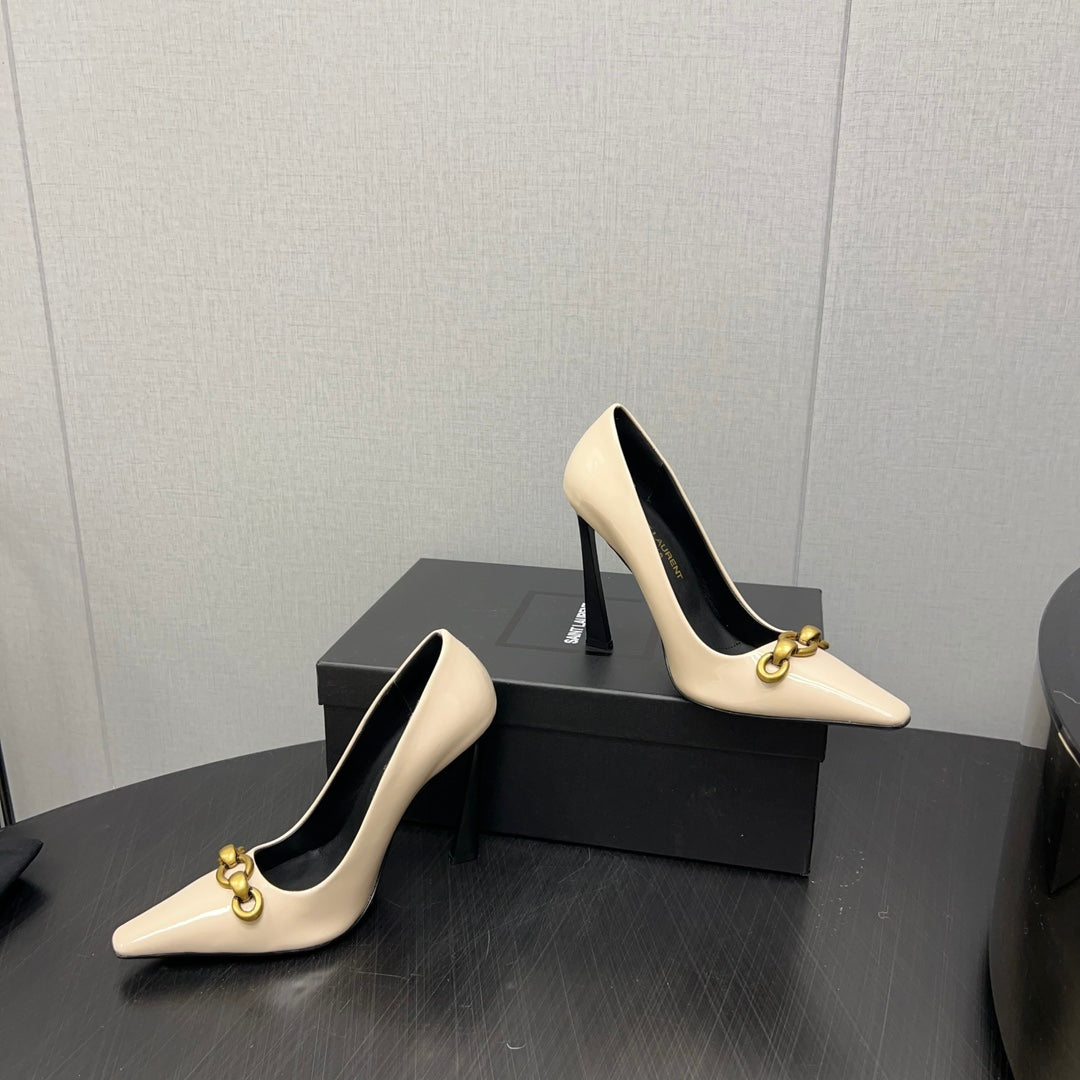 HIGH PUMPS IN CREAM GLOSSY CALFSKIN ATTACHED GOLD CHAIN