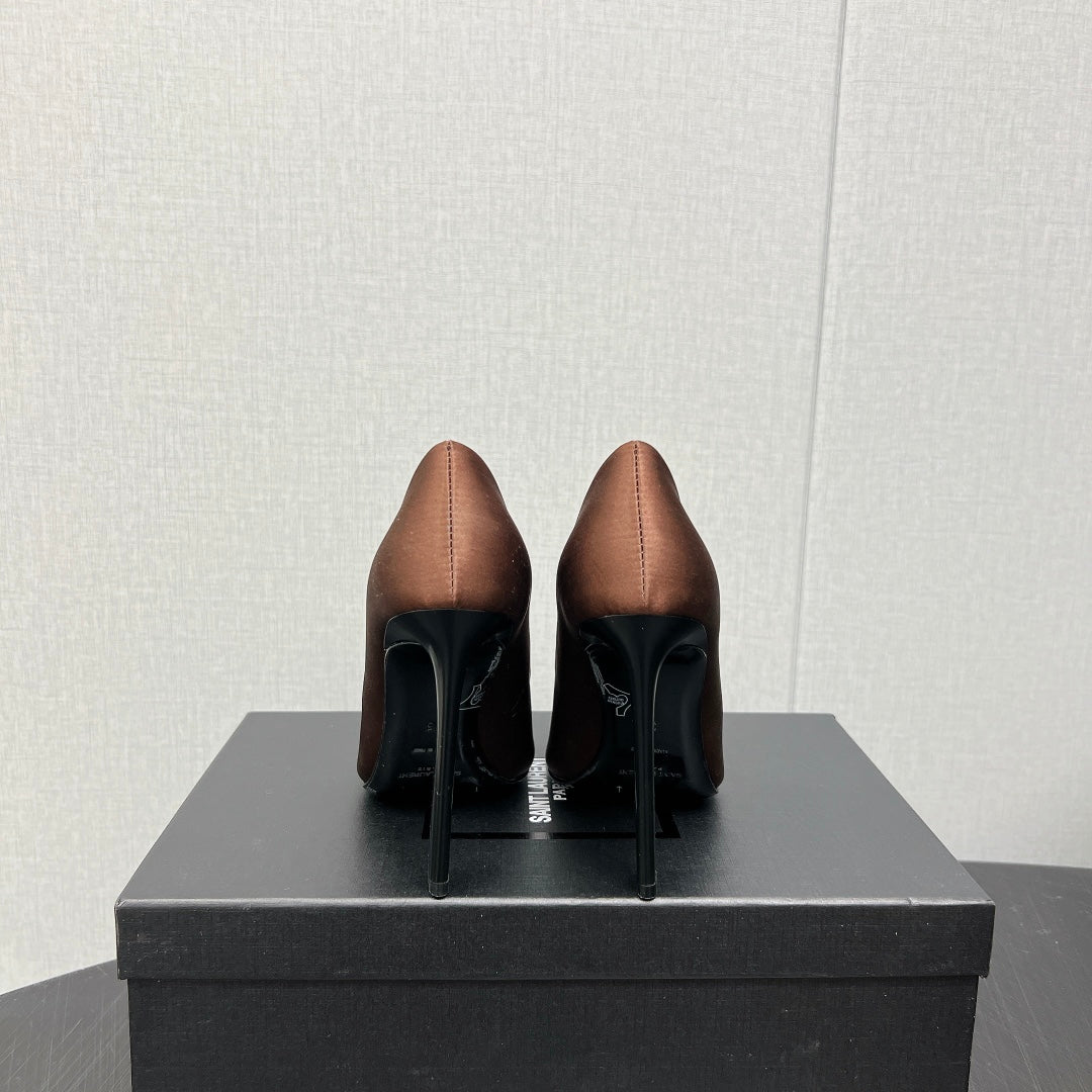 HIGH PUMPS IN TOFFEE BROWN SILK ATTACHED GOLD CHAIN