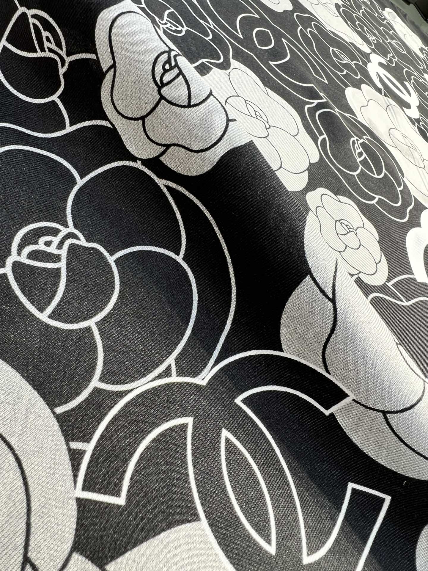 CC Square Scarf 90 CM In Black And White Camellia Logo Print Silk Twill 288740