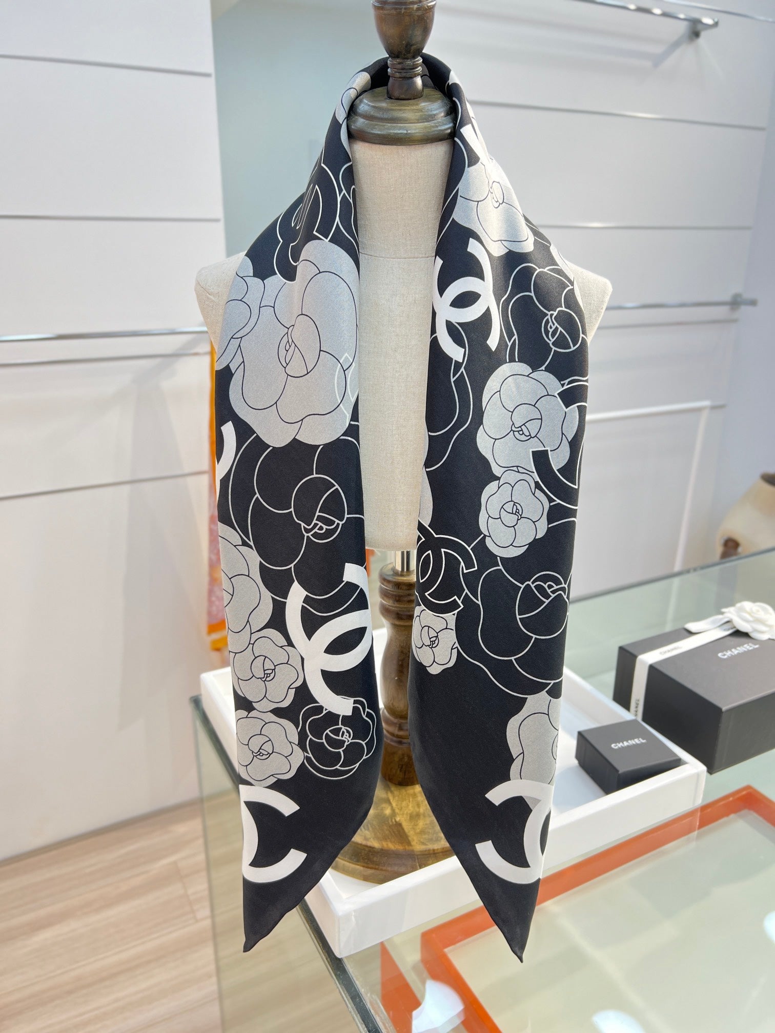 CC Square Scarf 90 CM In Black And White Camellia Logo Print Silk Twill 288740