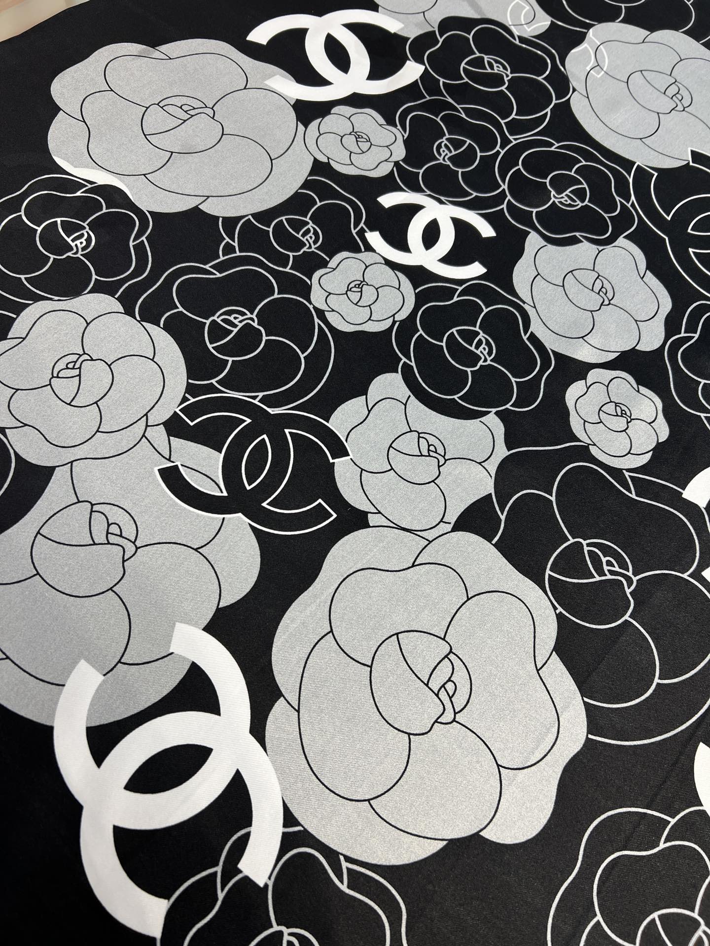 CC Square Scarf 90 CM In Black And White Camellia Logo Print Silk Twill 288740