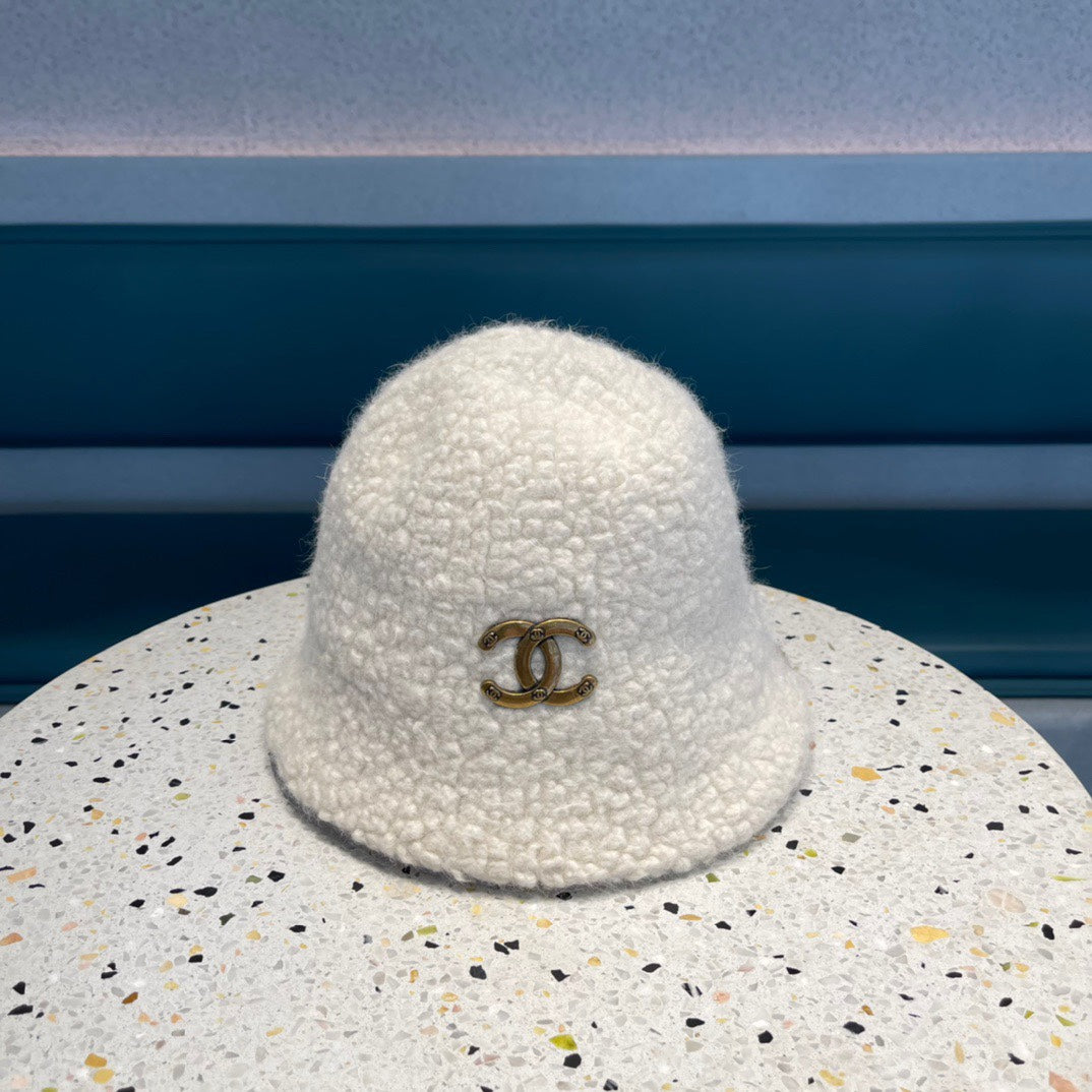 BUCKET HAT IN WHITE LAMB FUR 422035