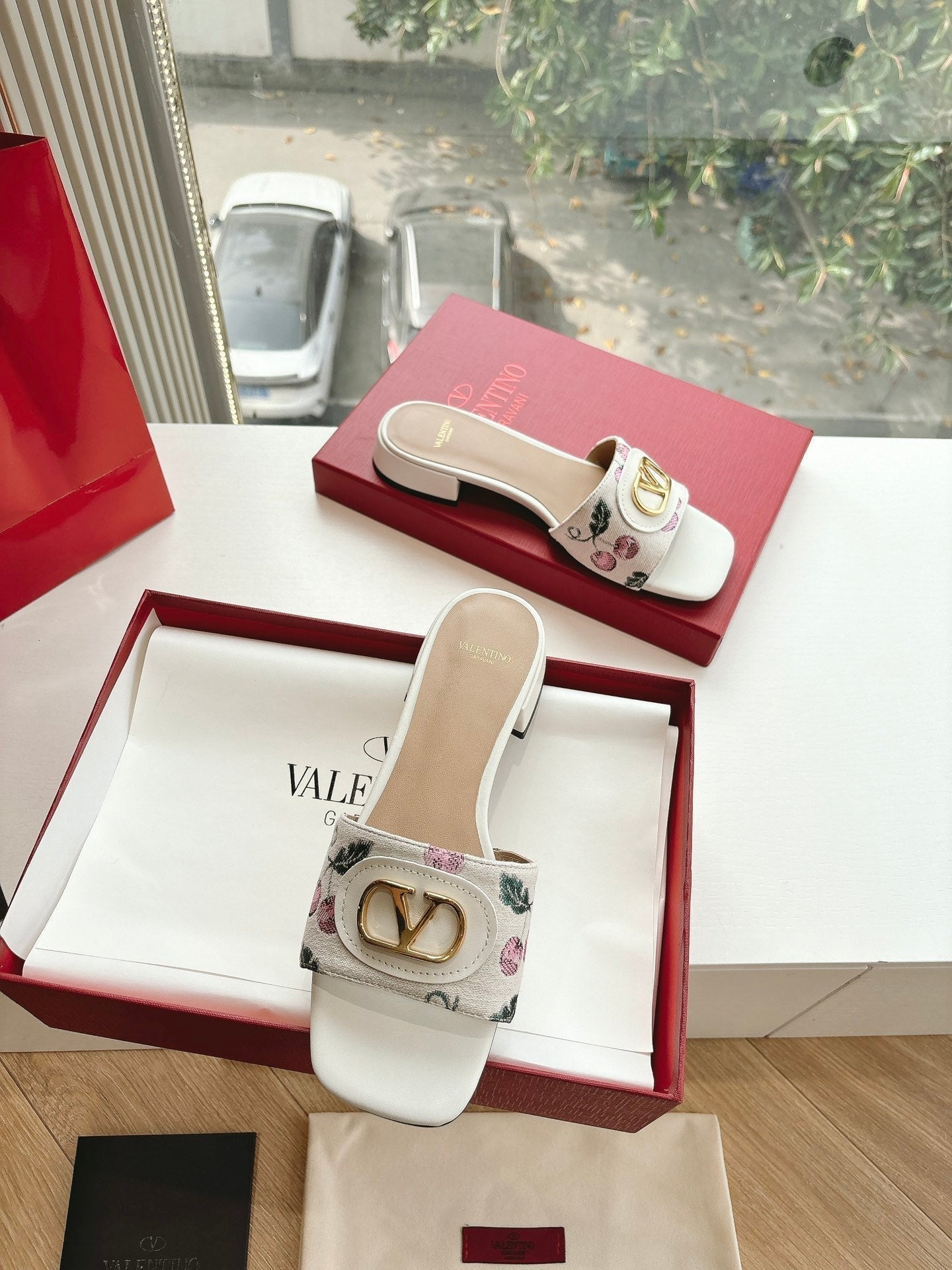 VT 2025 Cherryfic Leather Trimmed Slides White Sheepskin 286495