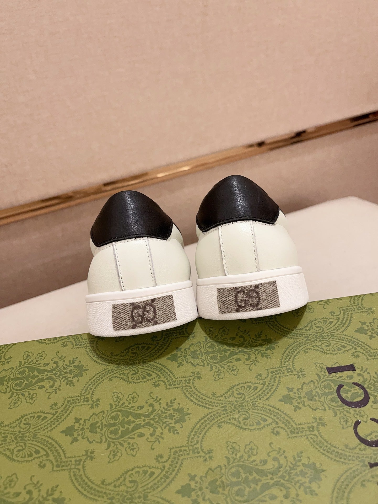 GG Men's Slip on Bee White Cowhide 533940
