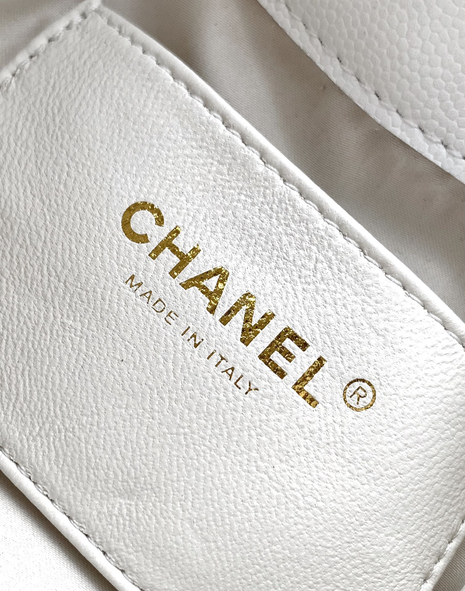 CC 25C Hobo Bags 20cm White Grained Calfskin