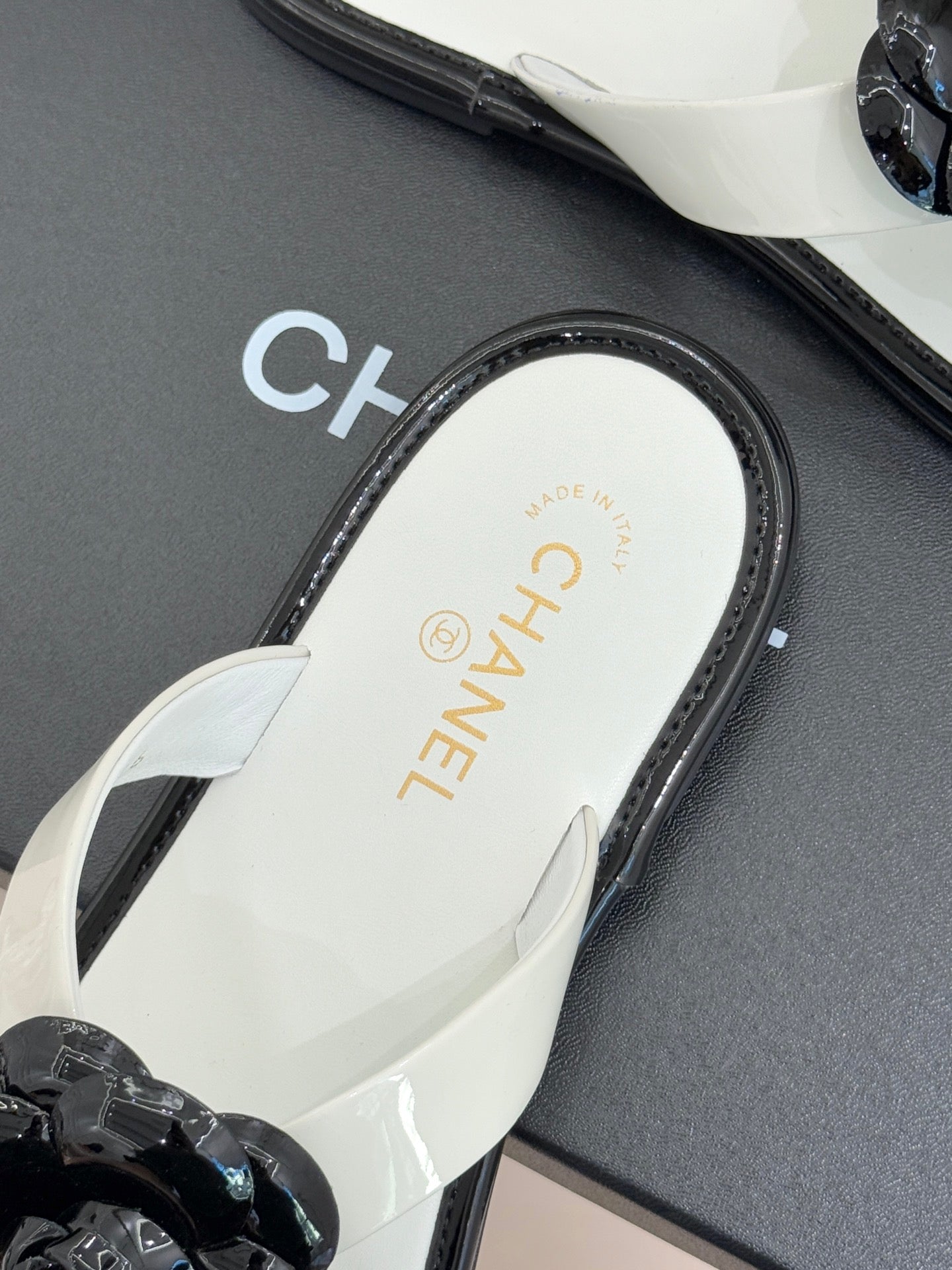 CC 26 Camellia Thong Sandal White mix Black Sheepskin 609997
