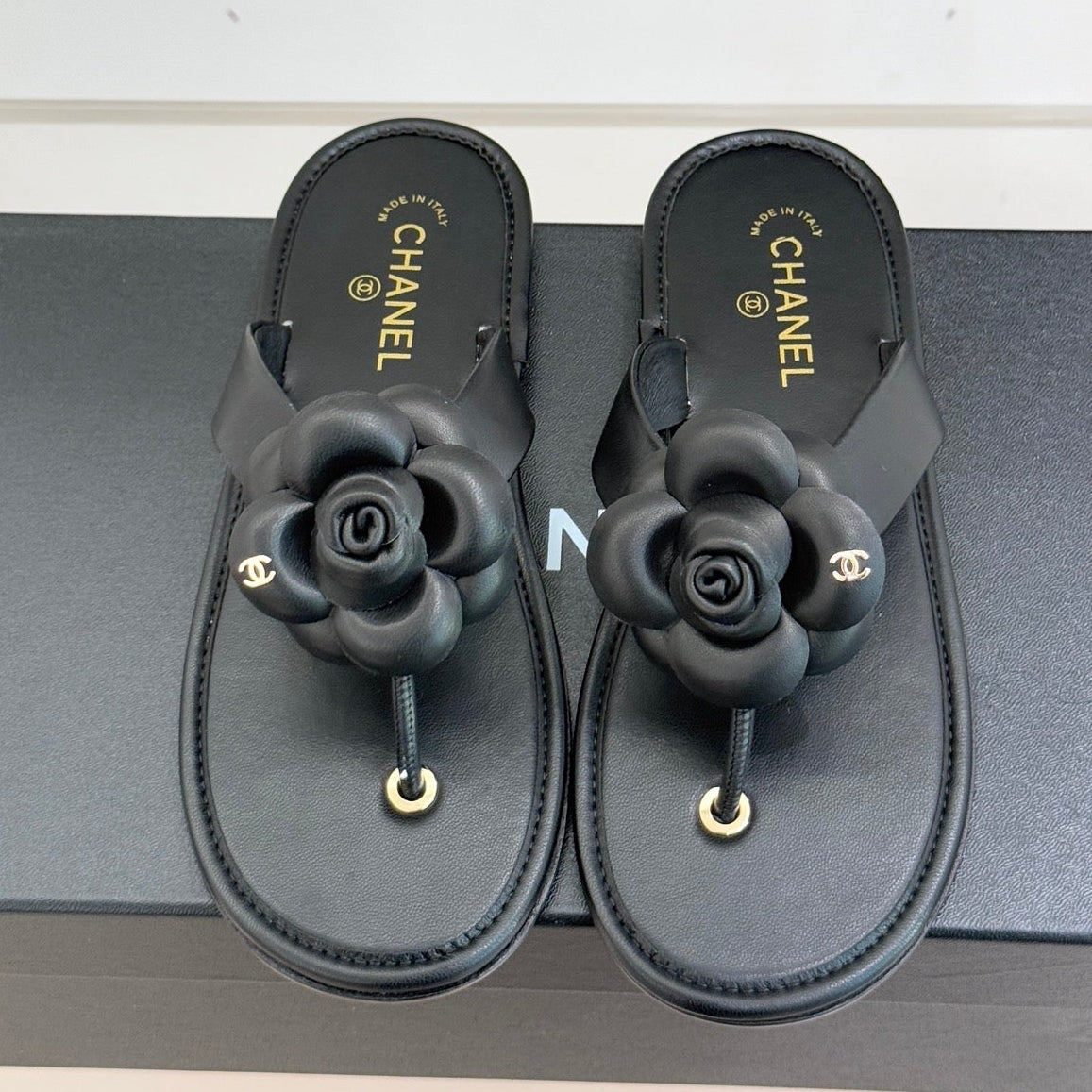 CC 26 Camellia Thong Sandal Black Sheepskin 610003