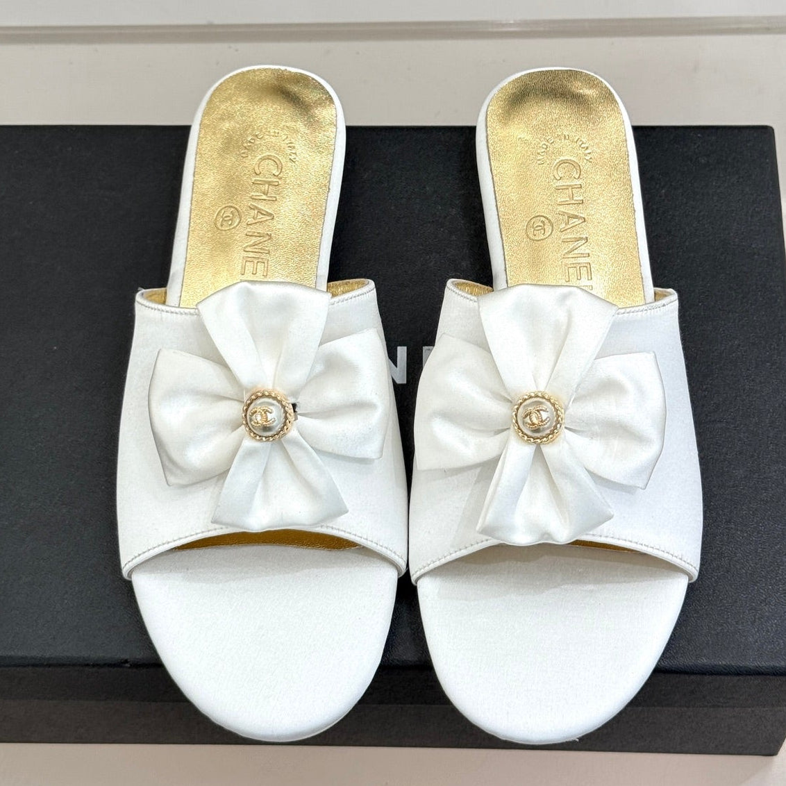 CC 26 Bow Flat Sandal White Gold Satin Sheepskin 609800