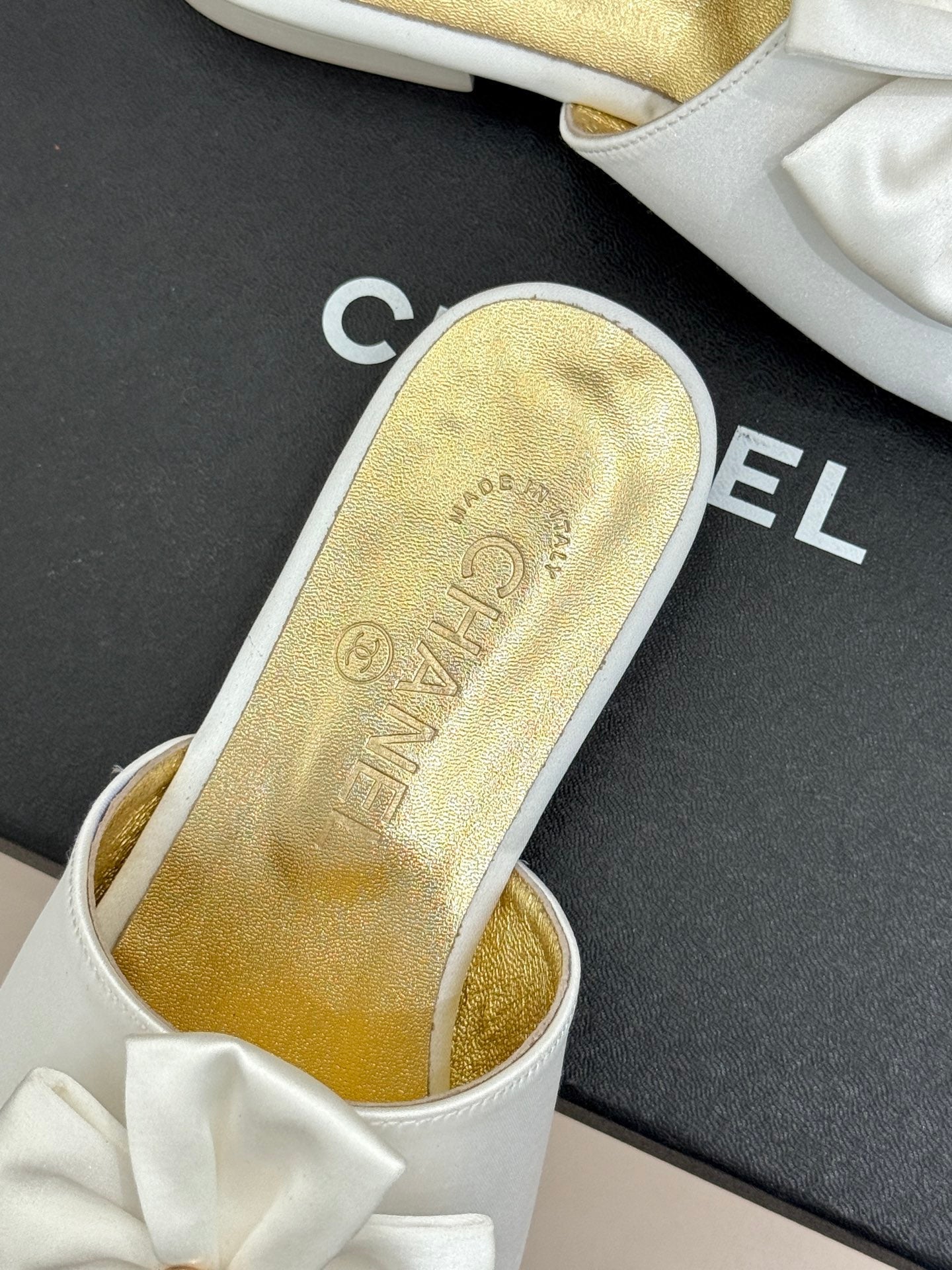 CC 26 Bow Flat Sandal White Gold Satin Sheepskin 609800