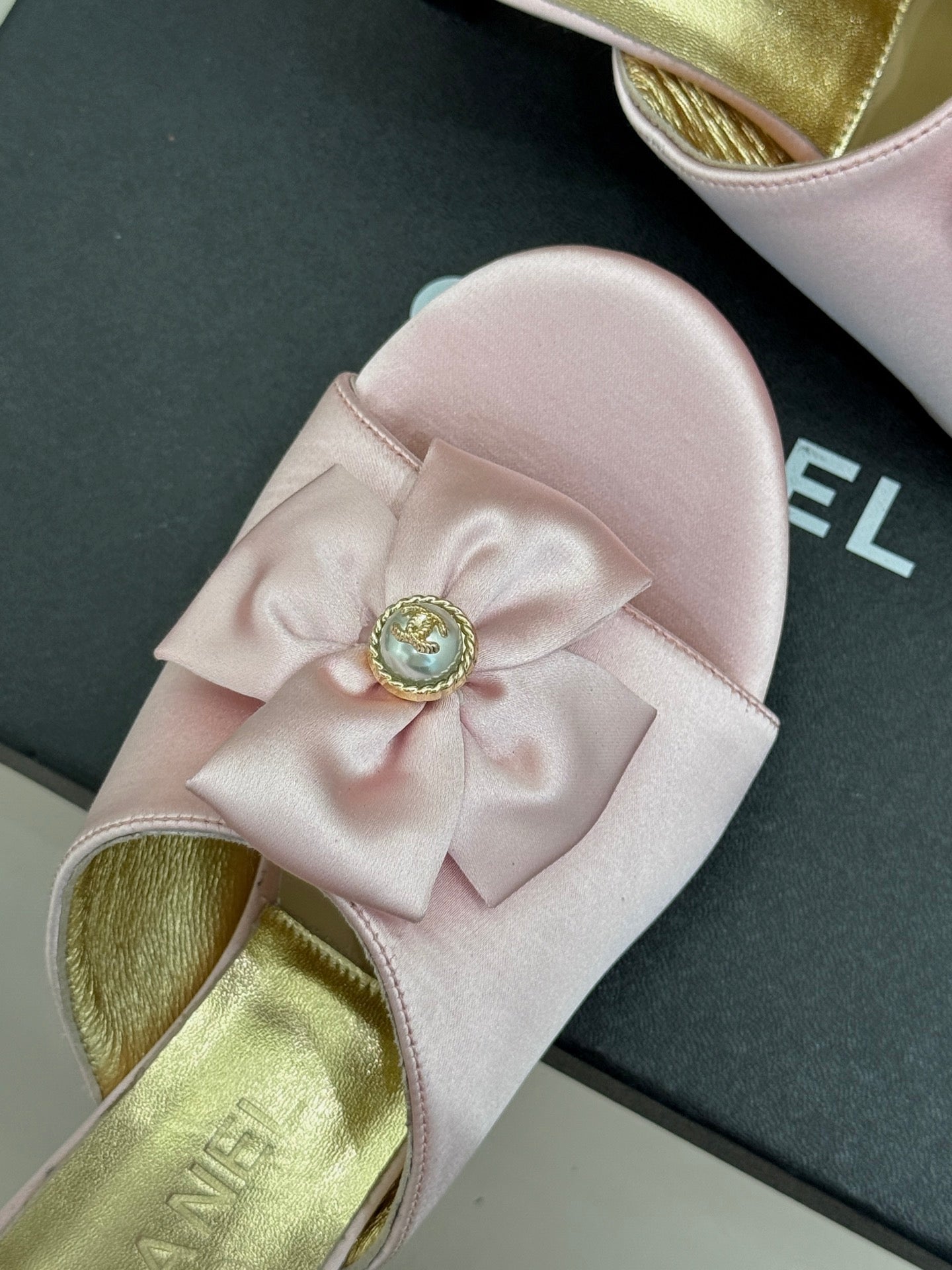 CC 26 Bow Sandal 55mm Pink Gold Satin Sheepskin 609804