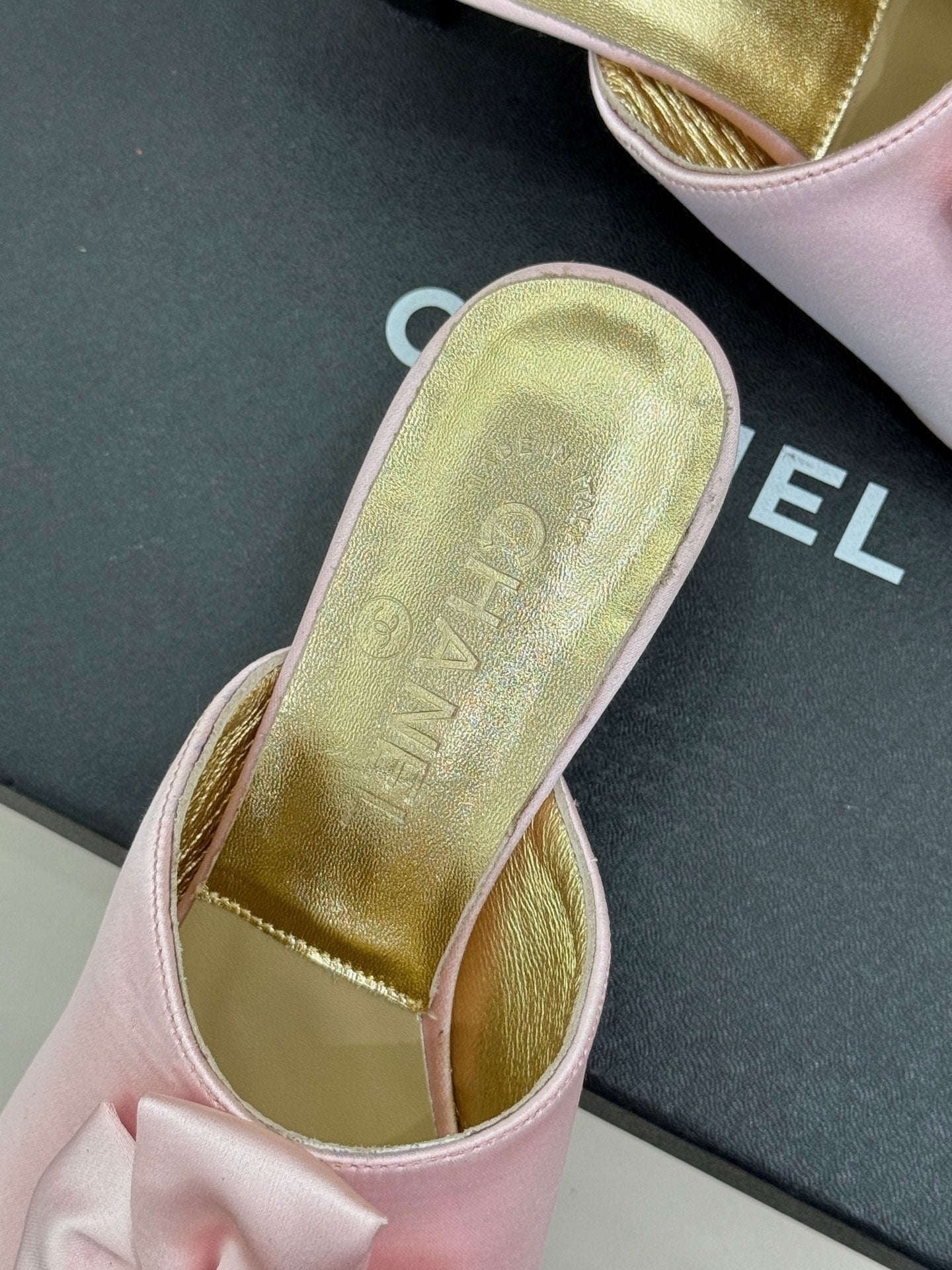 CC 26 Bow Sandal 55mm Pink Gold Satin Sheepskin 609804