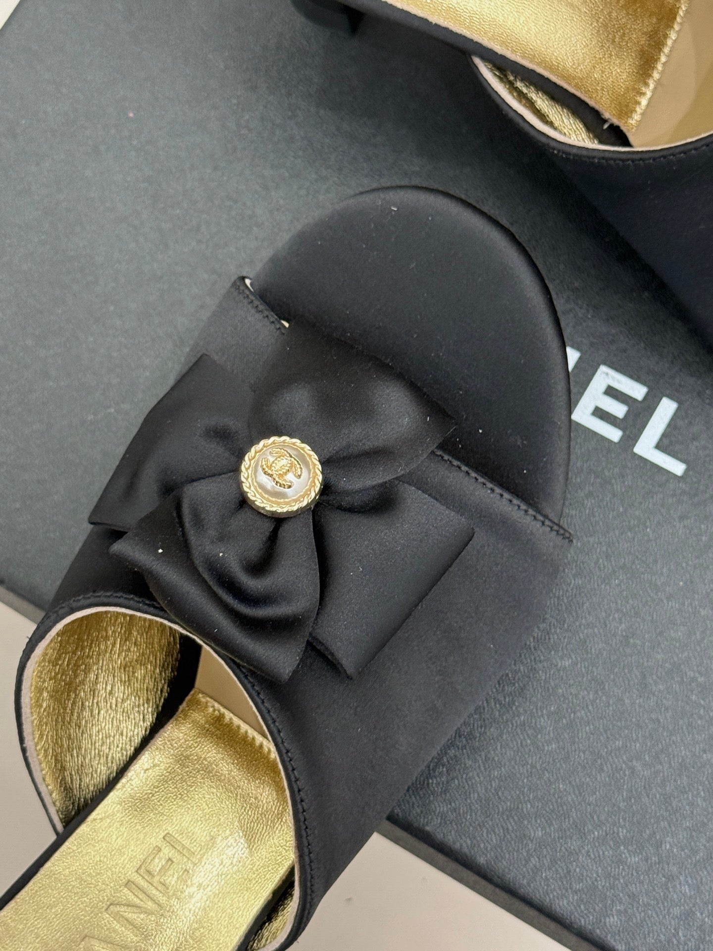 CC 26 Bow Sandal 55mm Black Gold Satin Sheepskin 609806