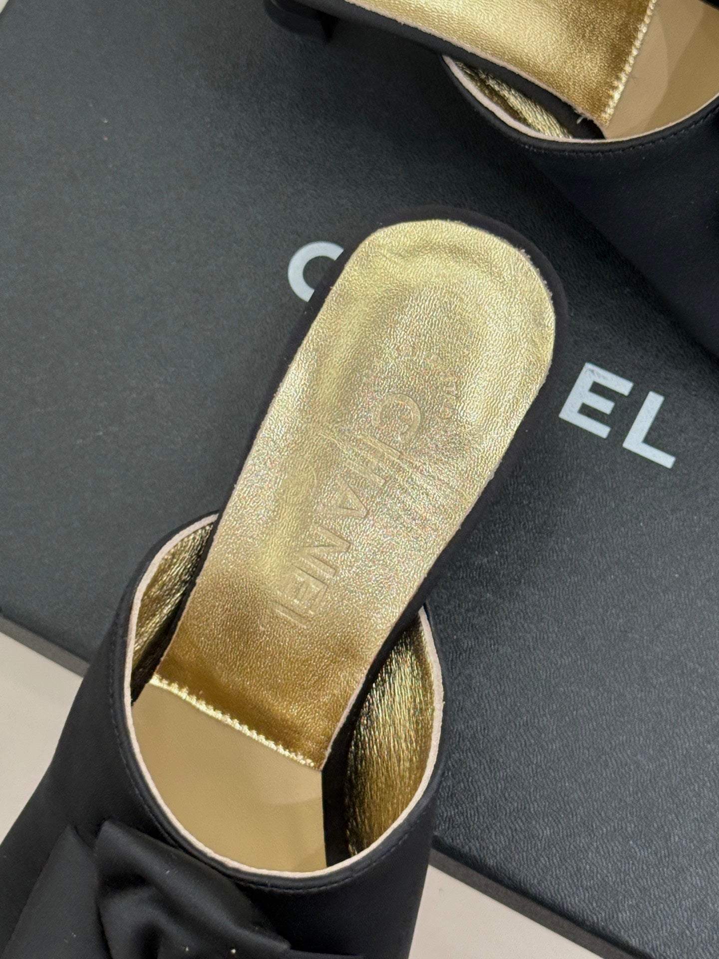 CC 26 Bow Sandal 55mm Black Gold Satin Sheepskin 609806