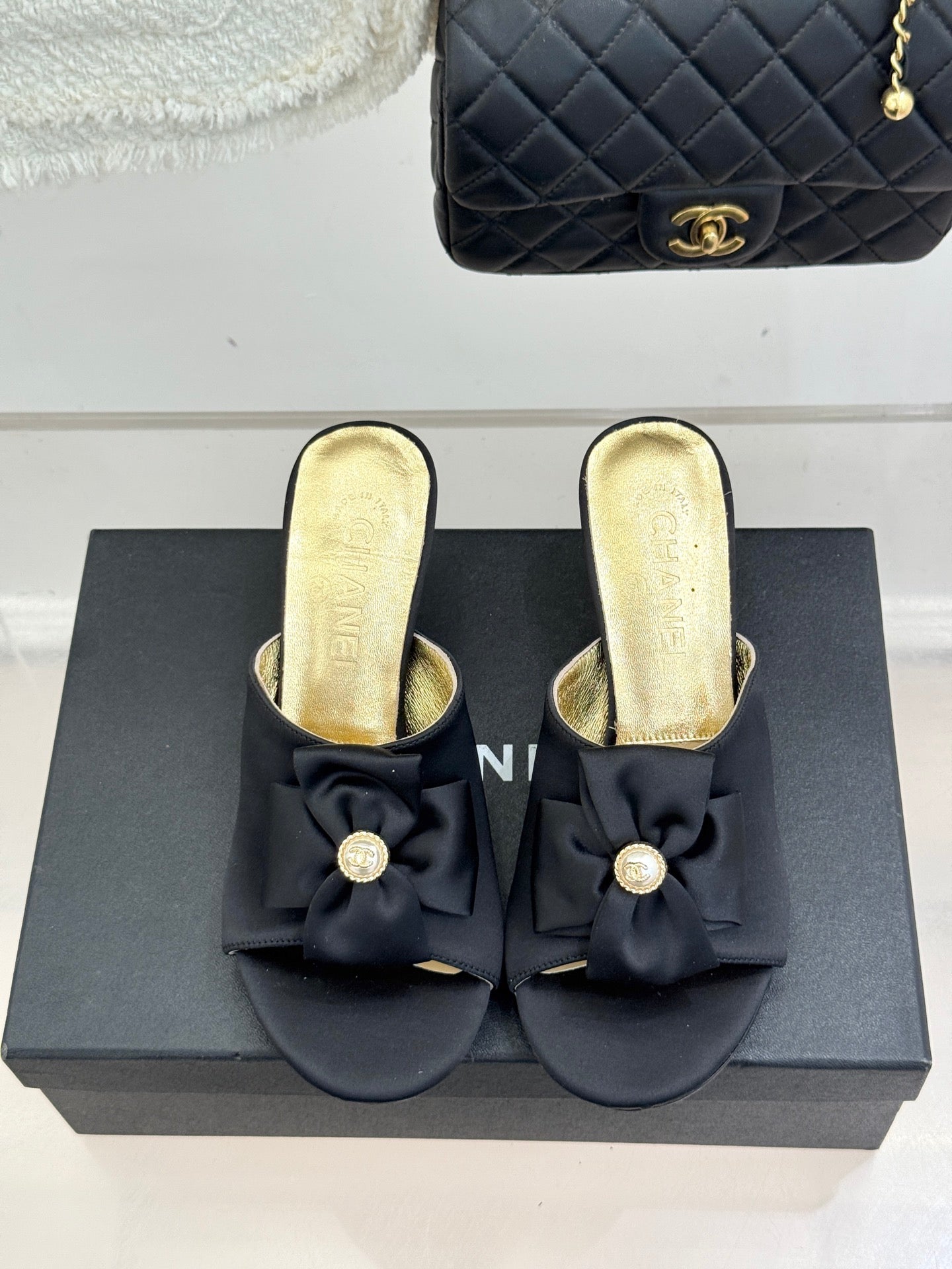 CC 26 Bow Sandal 55mm Black Gold Satin Sheepskin 609806