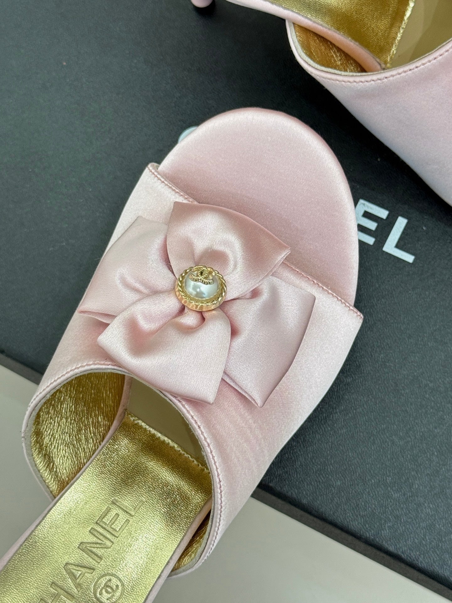 CC 26 Bow Sandal 85mm Pink Gold Satin Sheepskin 609808