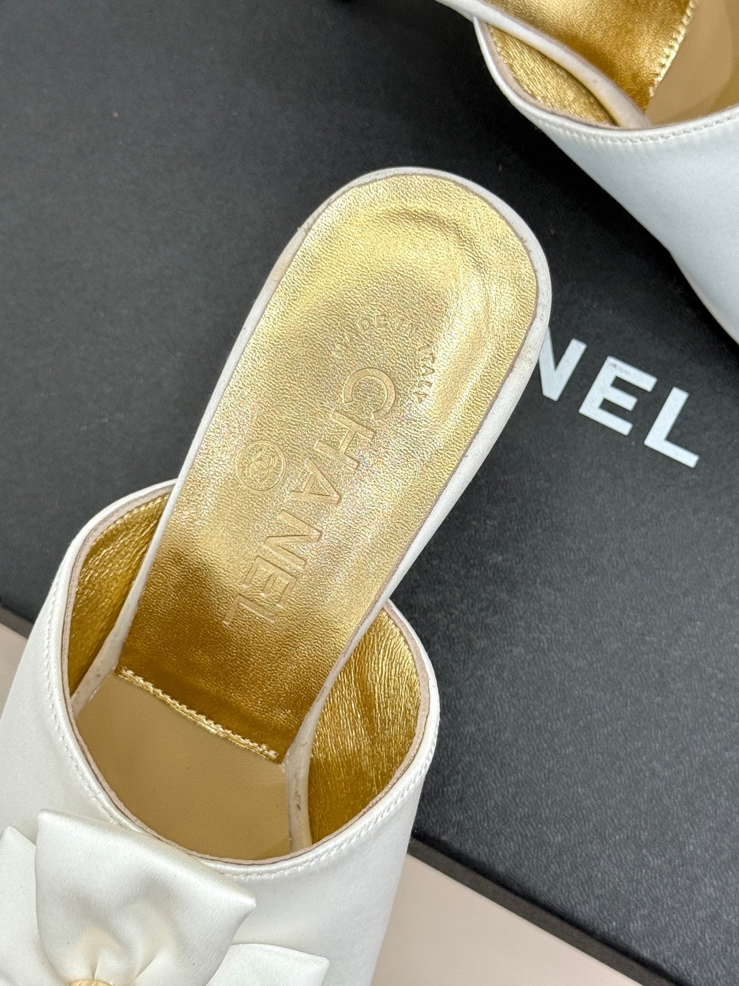 CC 26 Bow Sandal 85mm White Gold Satin Sheepskin 609809