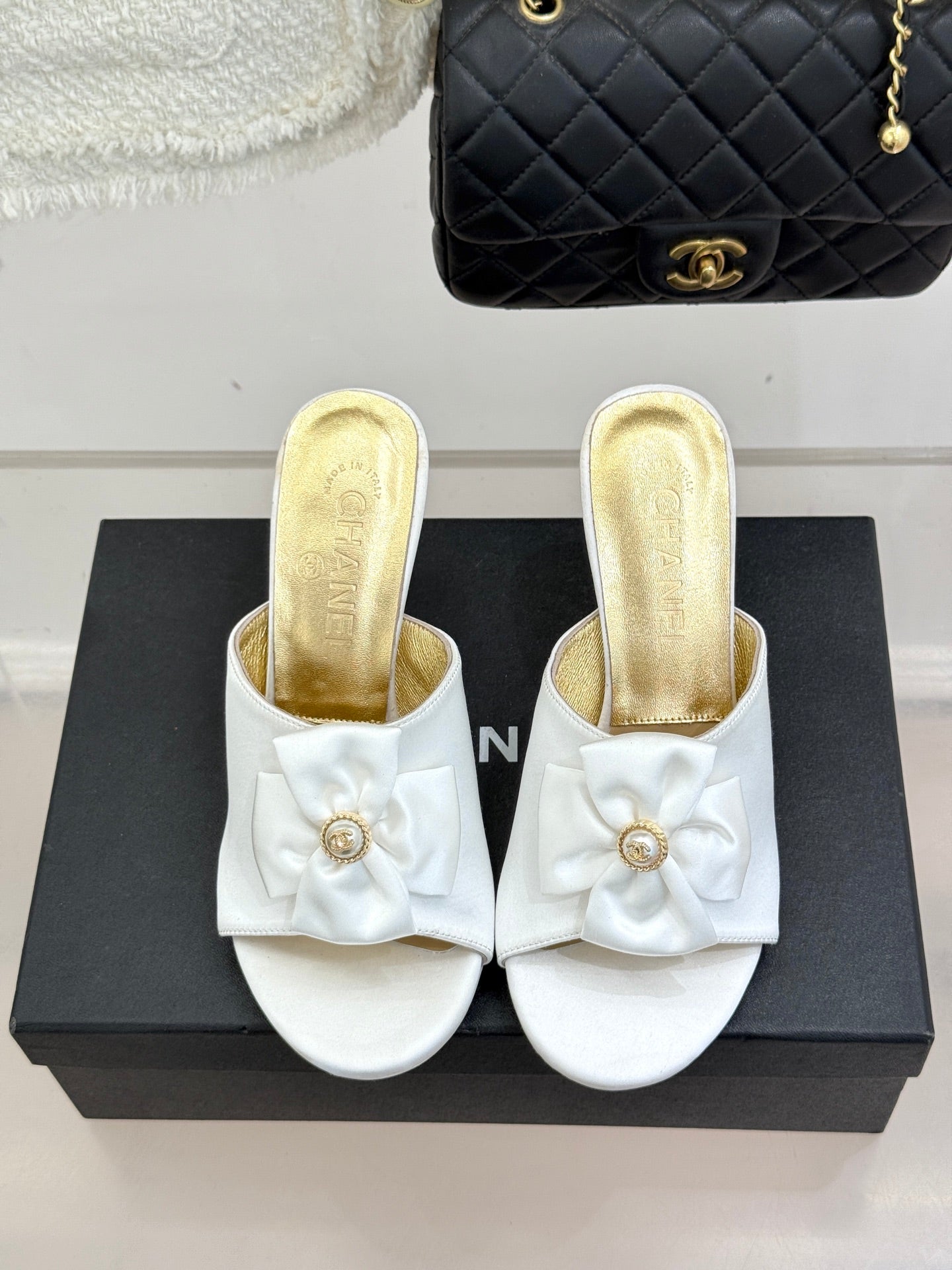 CC 26 Bow Sandal 85mm White Gold Satin Sheepskin 609809