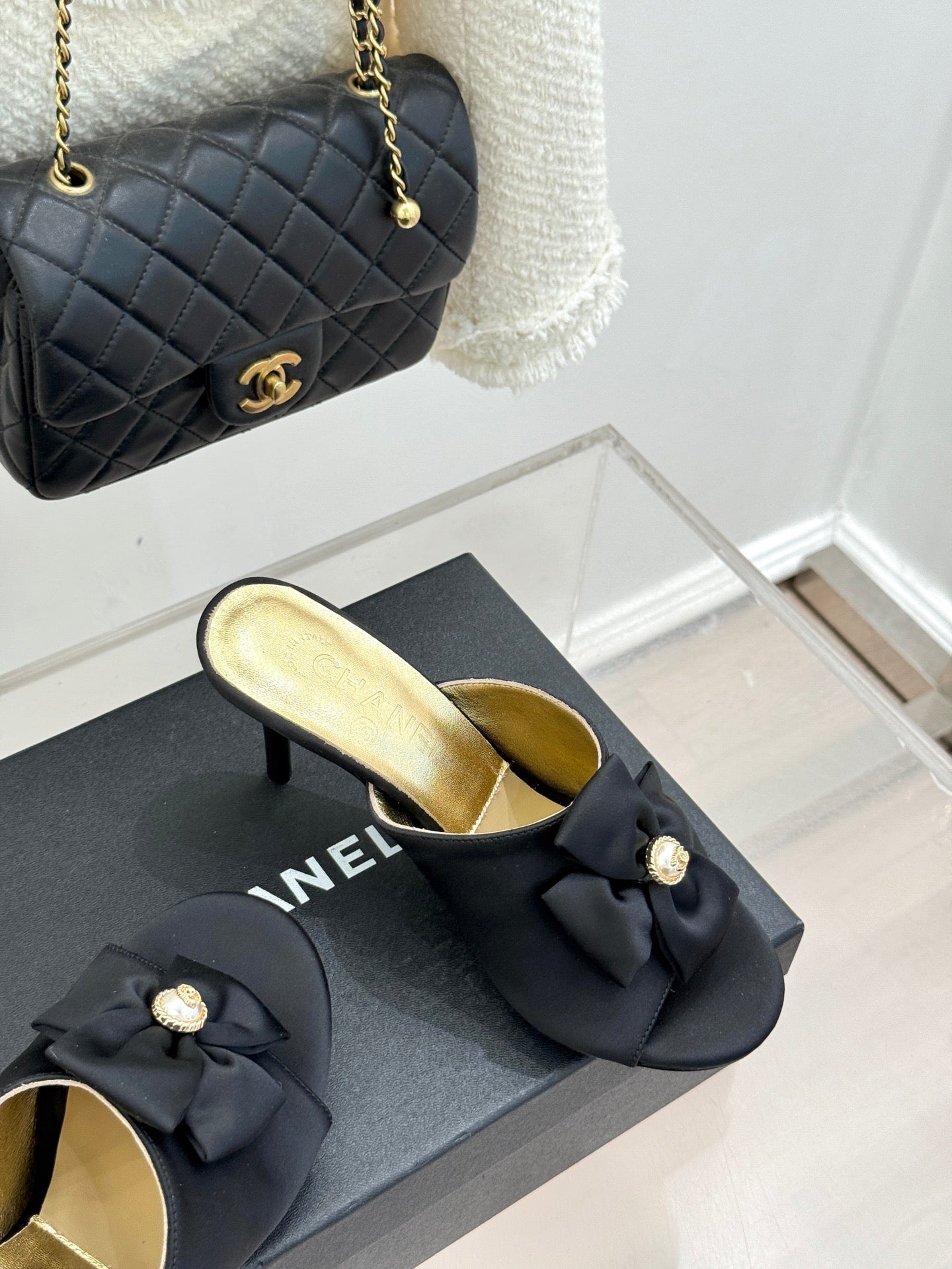 CC 26 Bow Sandal 85mm Black Gold Satin Sheepskin 609810