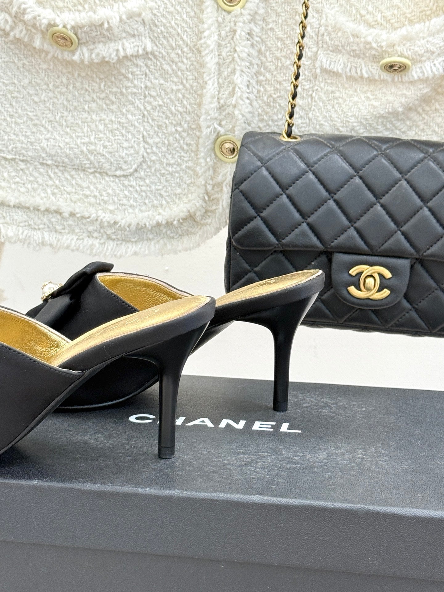 CC 26 Bow Sandal 85mm Black Gold Satin Sheepskin 609810