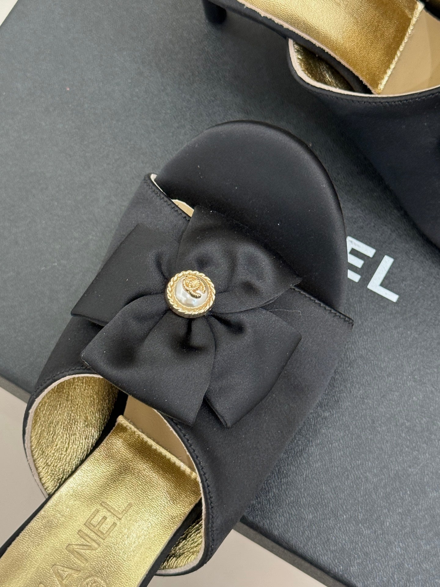 CC 26 Bow Sandal 85mm Black Gold Satin Sheepskin 609810